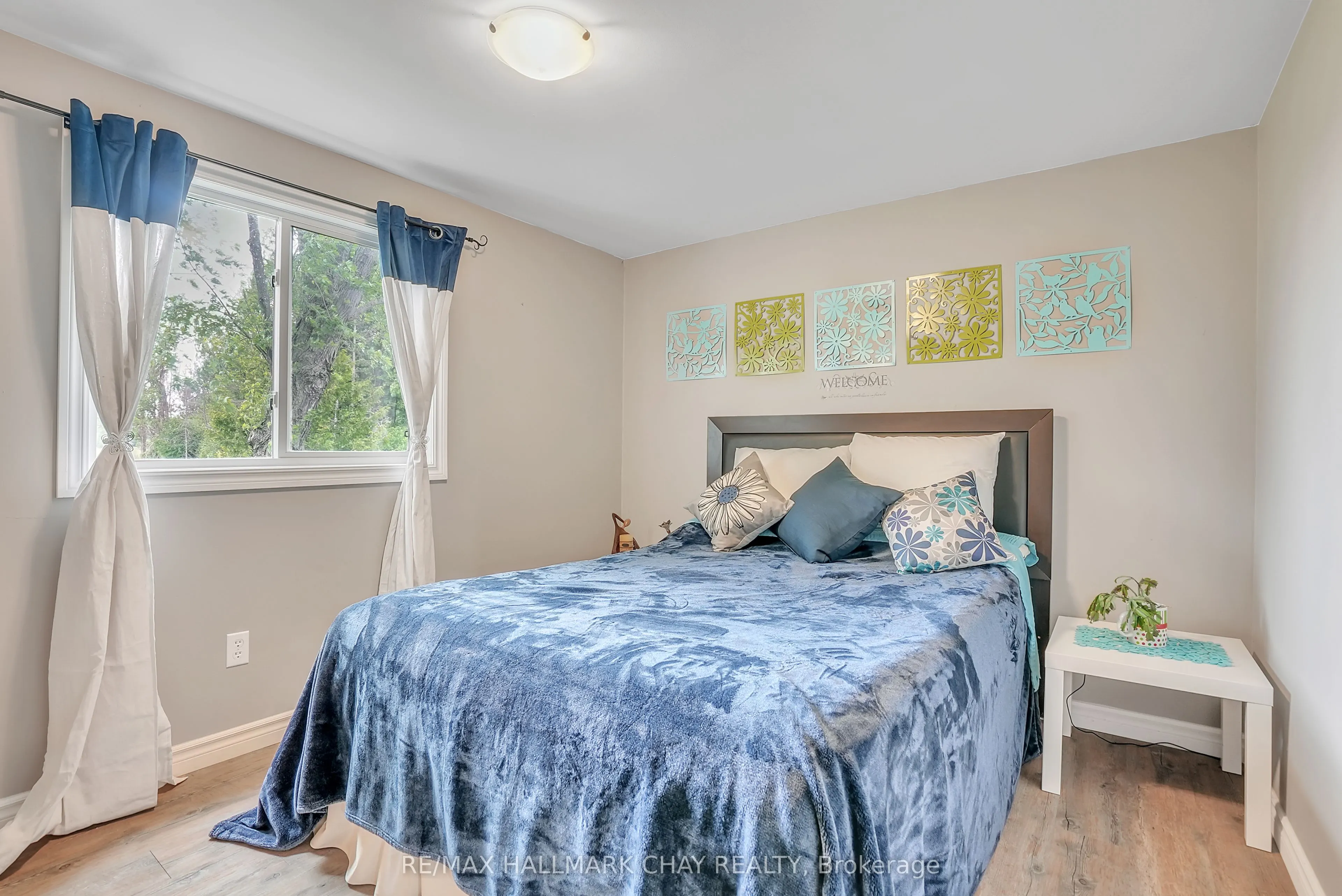 2533 Flos 3 Road W