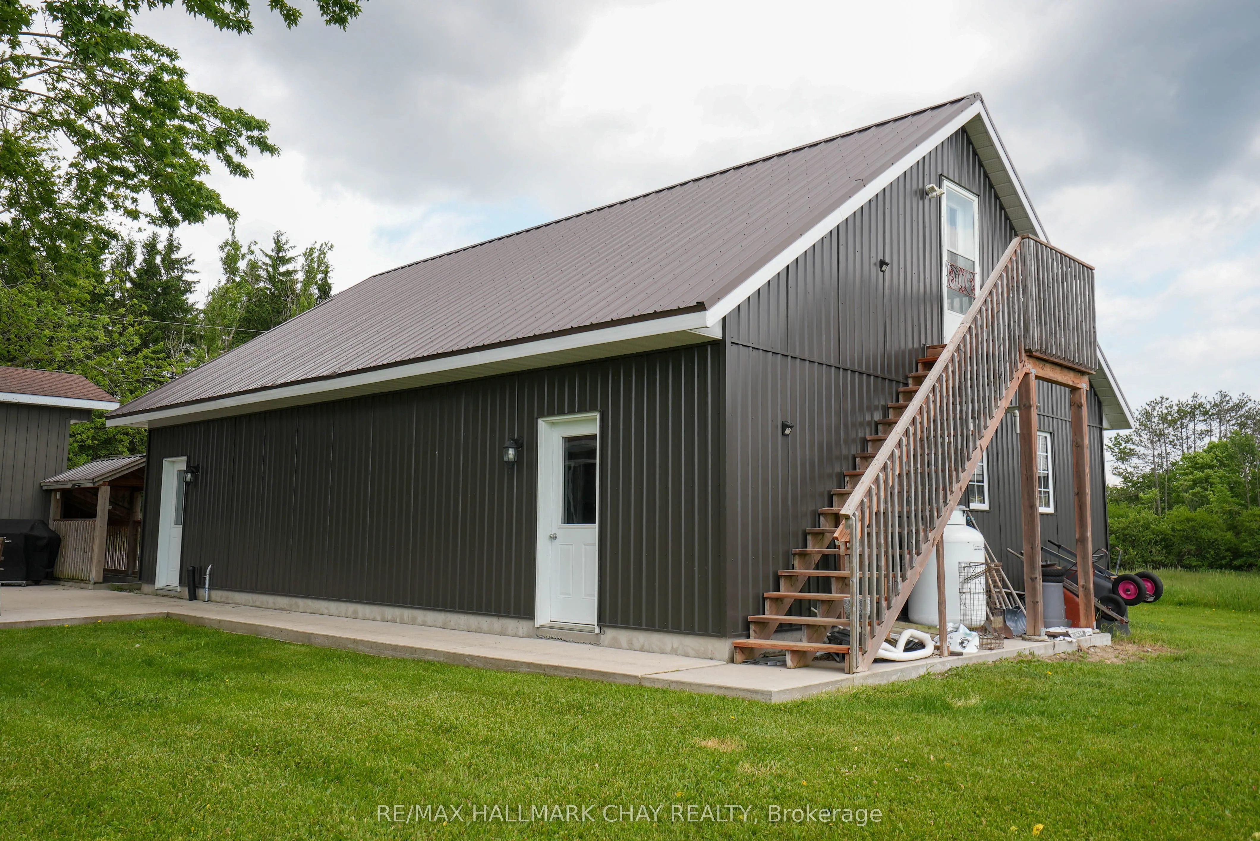 2533 Flos 3 Road W