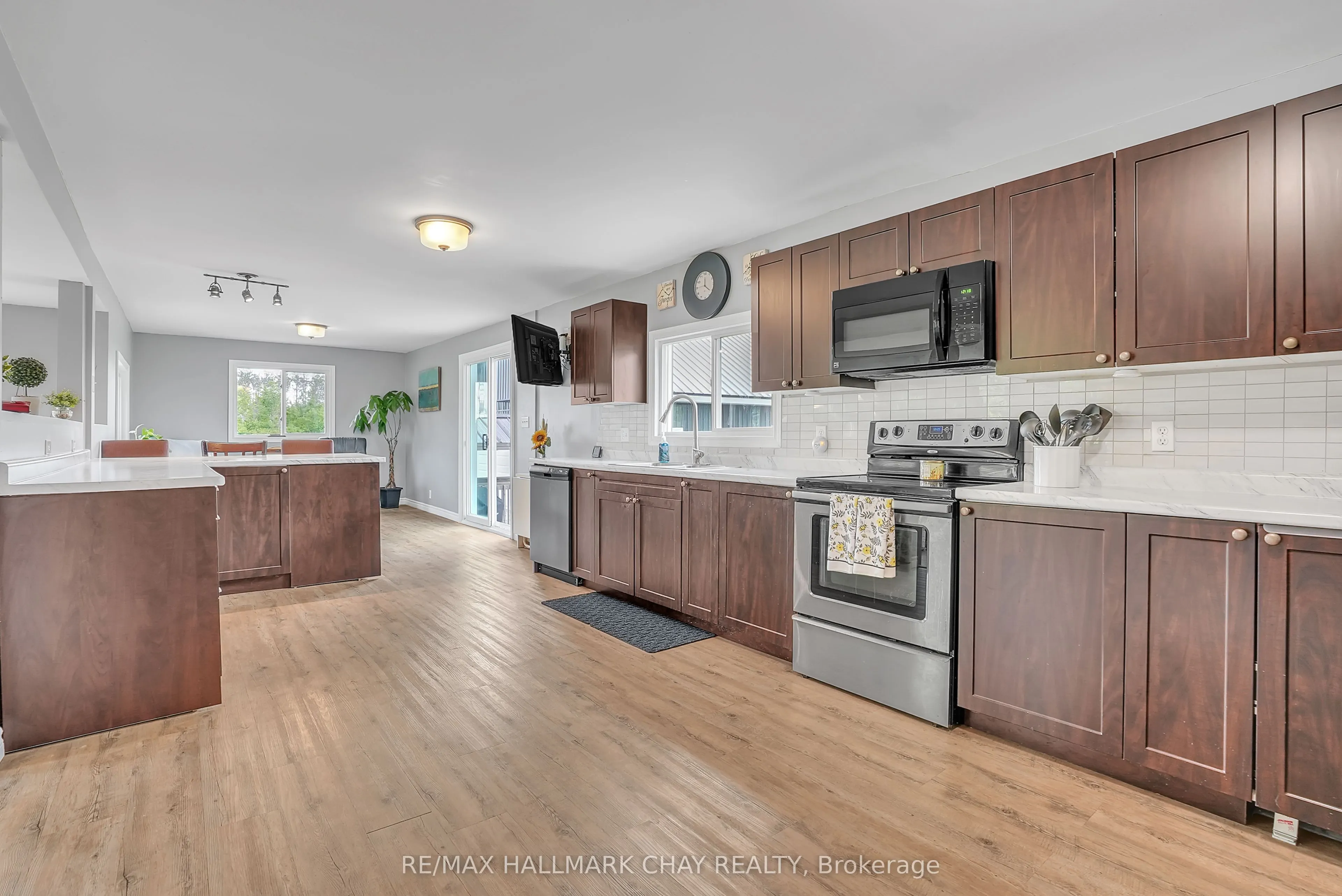 2533 Flos 3 Road W