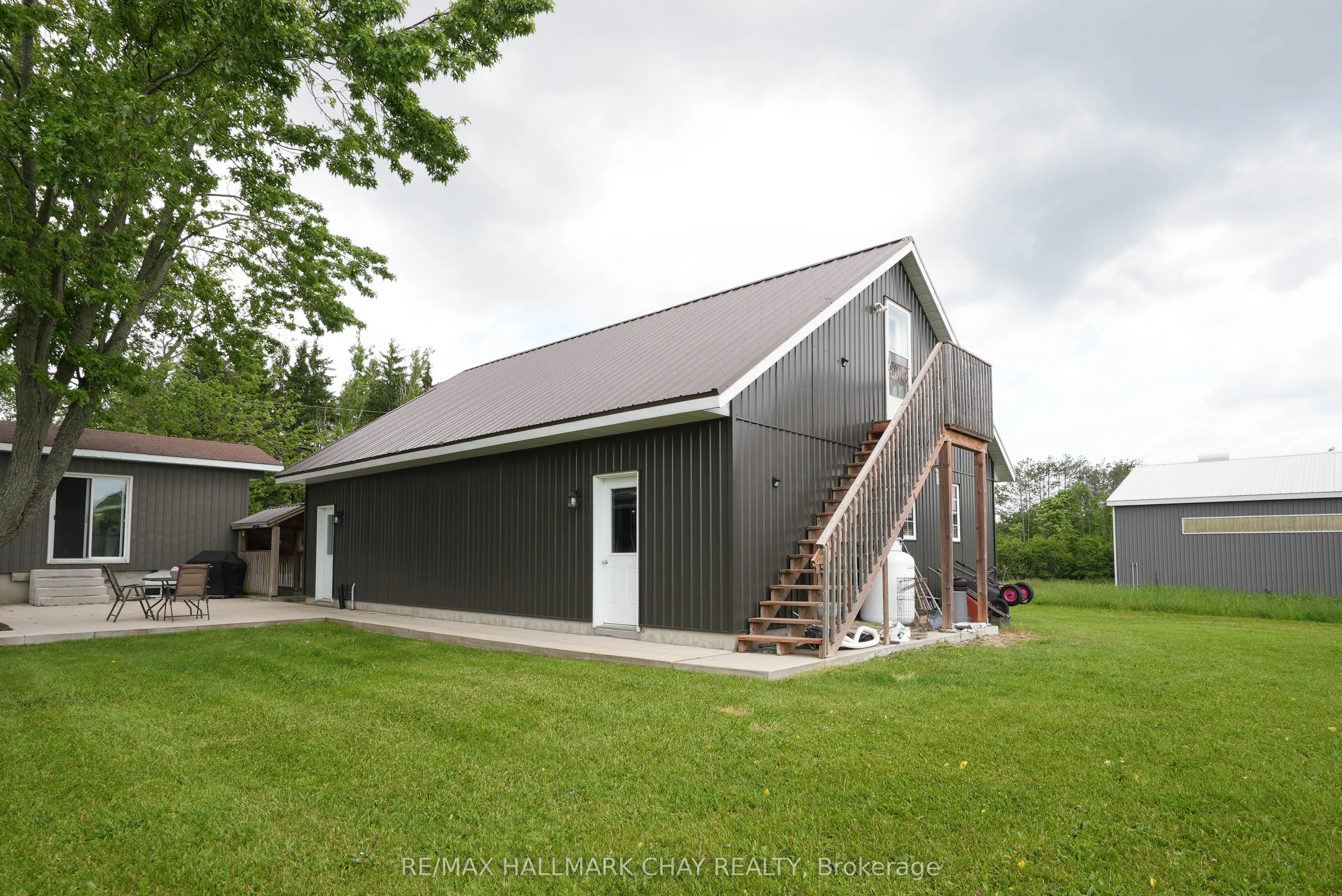 2533 Flos 3 Road W