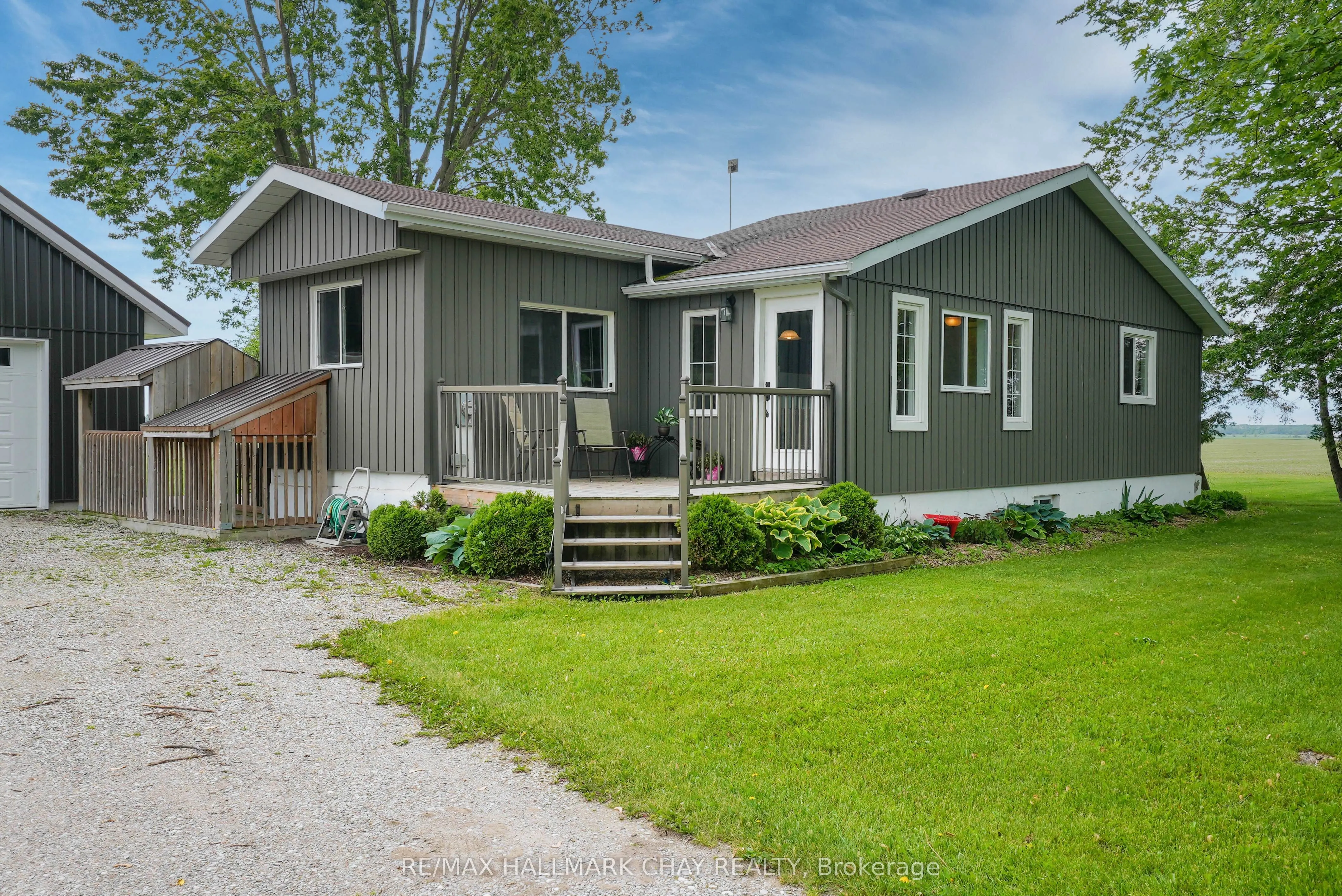 2533 Flos 3 Road W