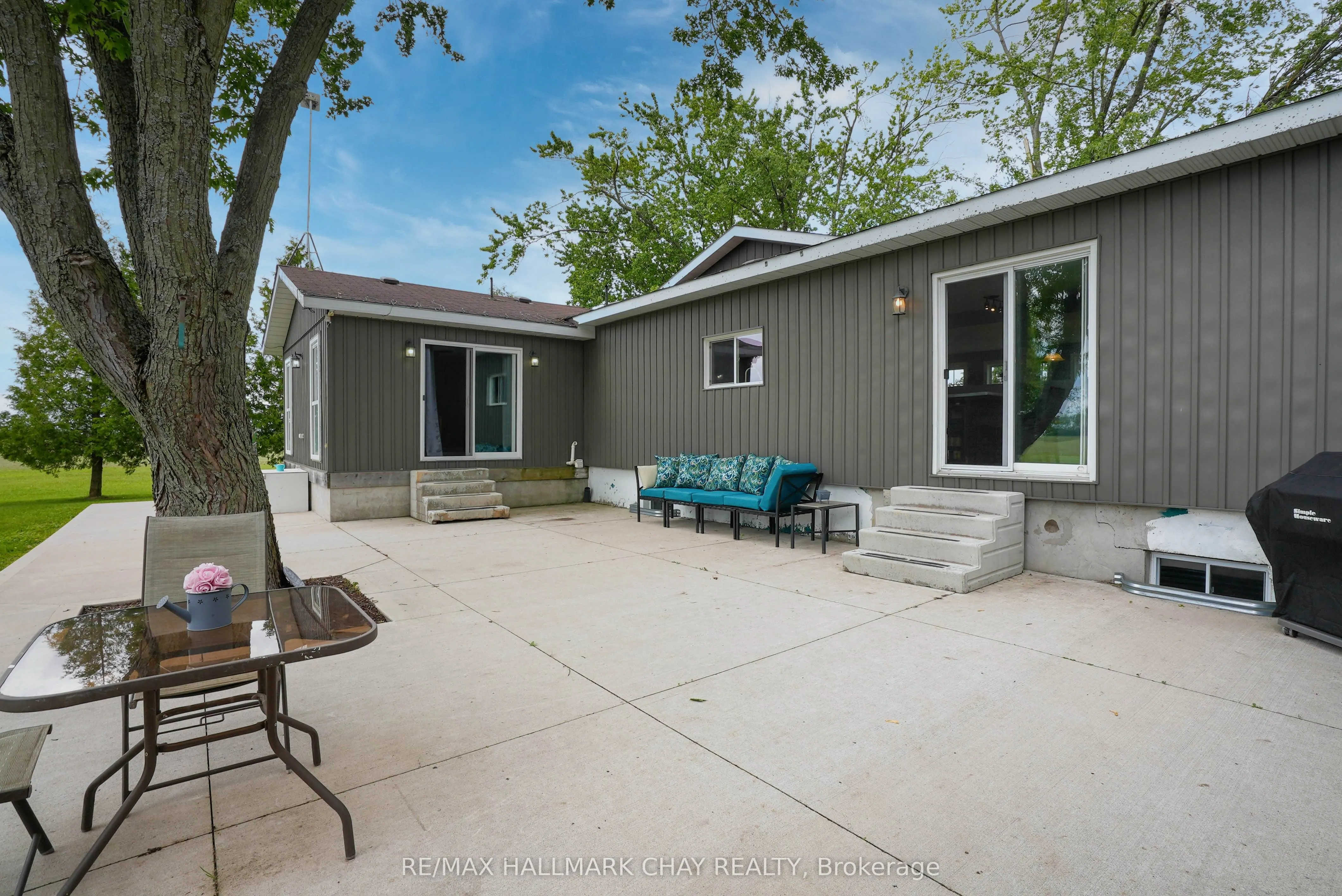 2533 Flos 3 Road W