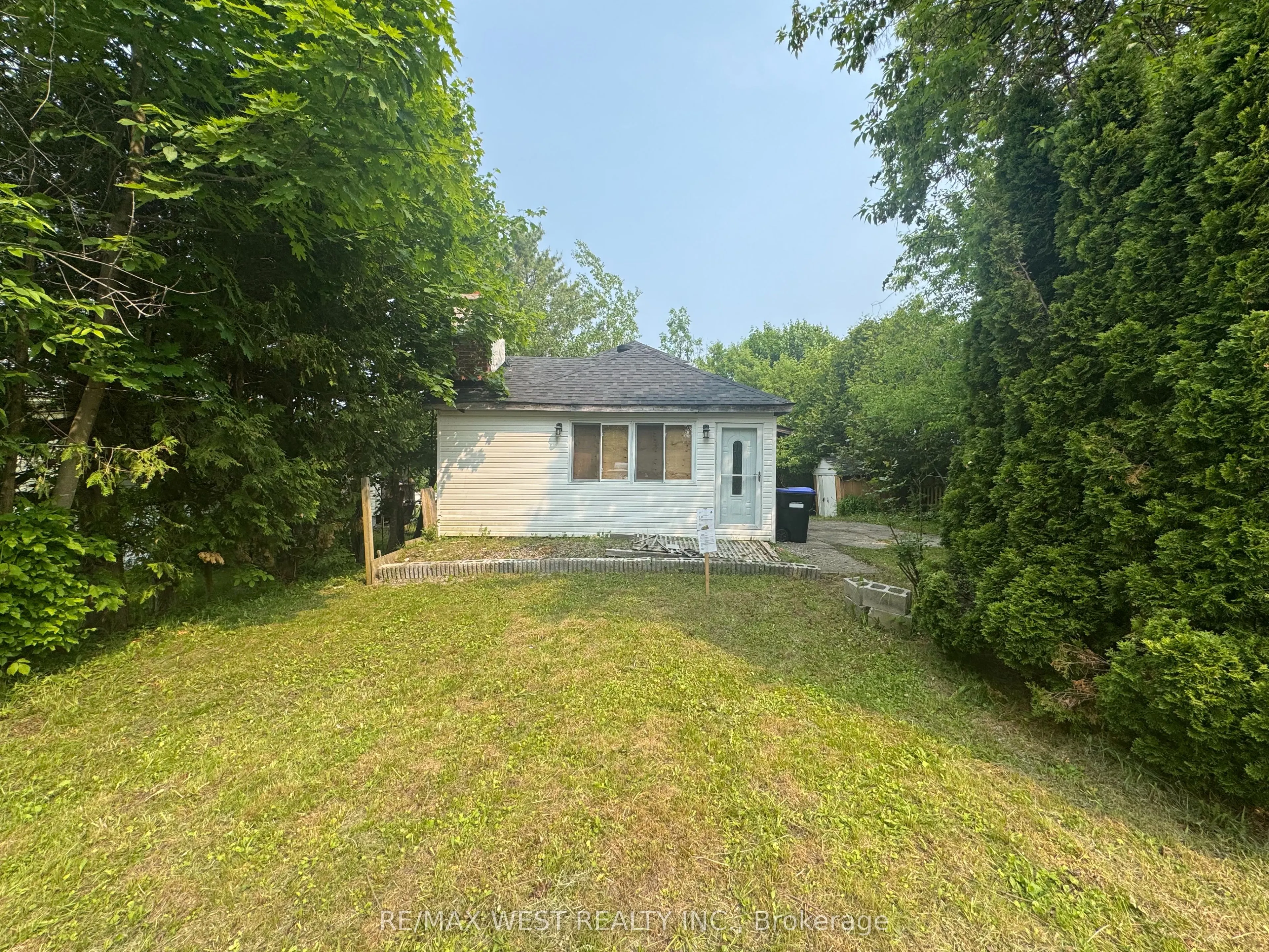 250 Kingfisher Avenue