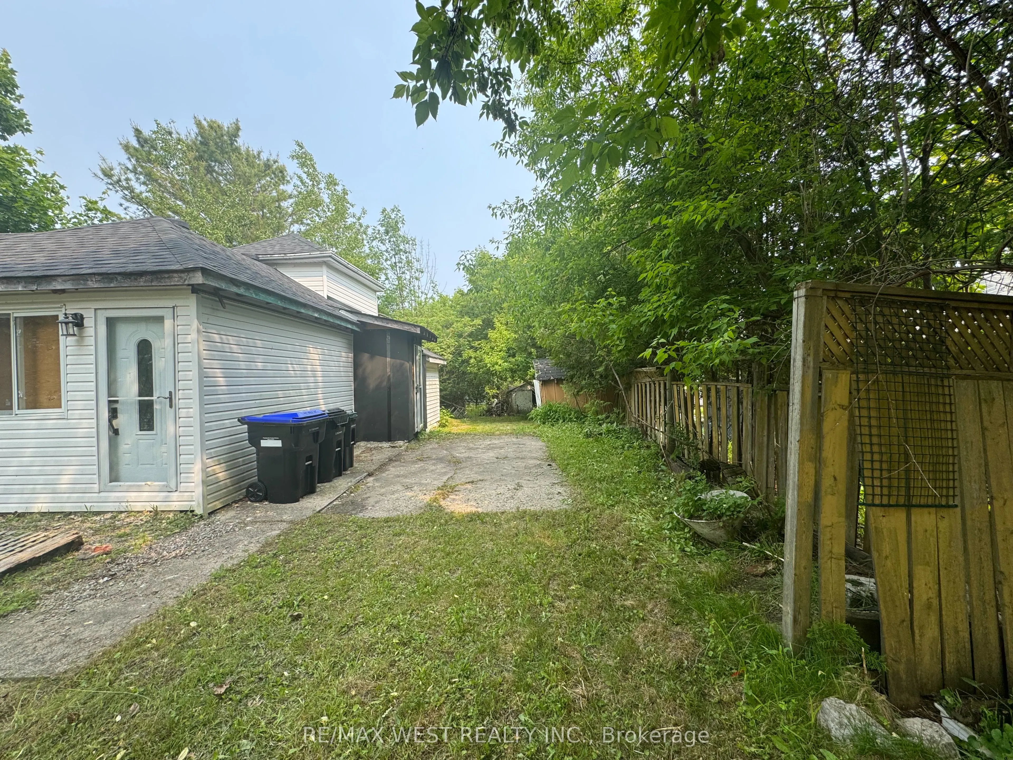 250 Kingfisher Avenue