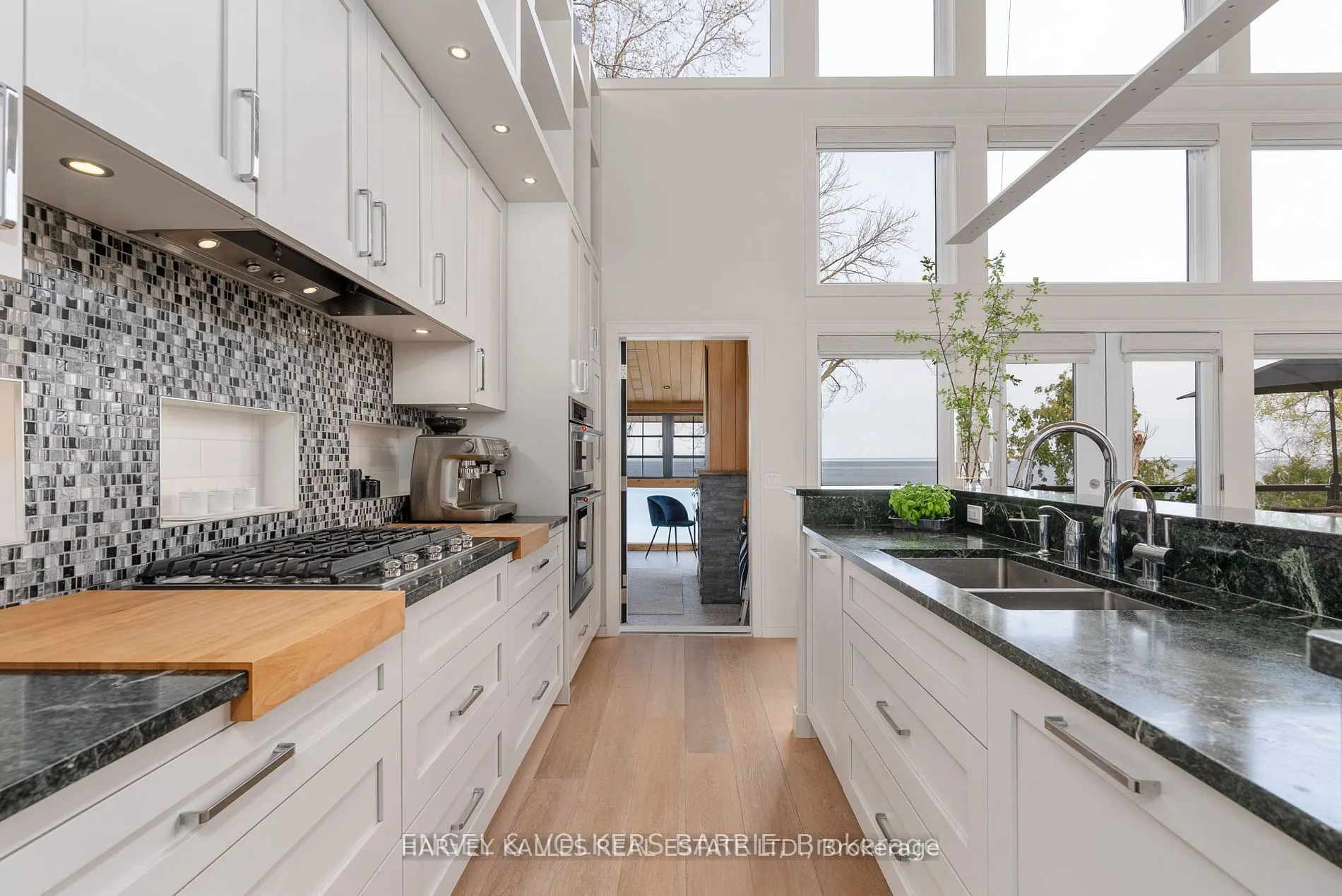 2369 Lakeshore Road E
