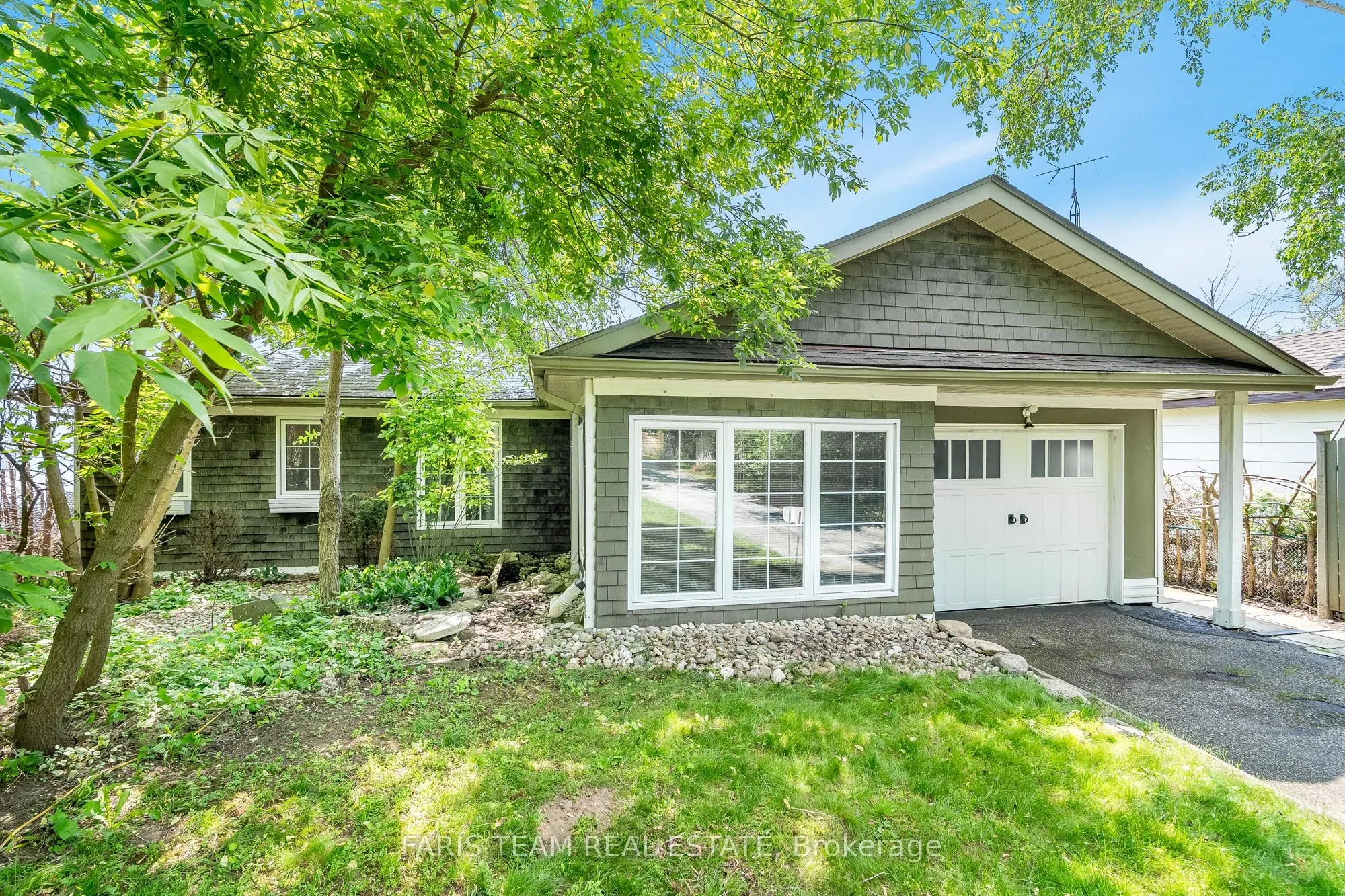 1075 Lakeshore Road E