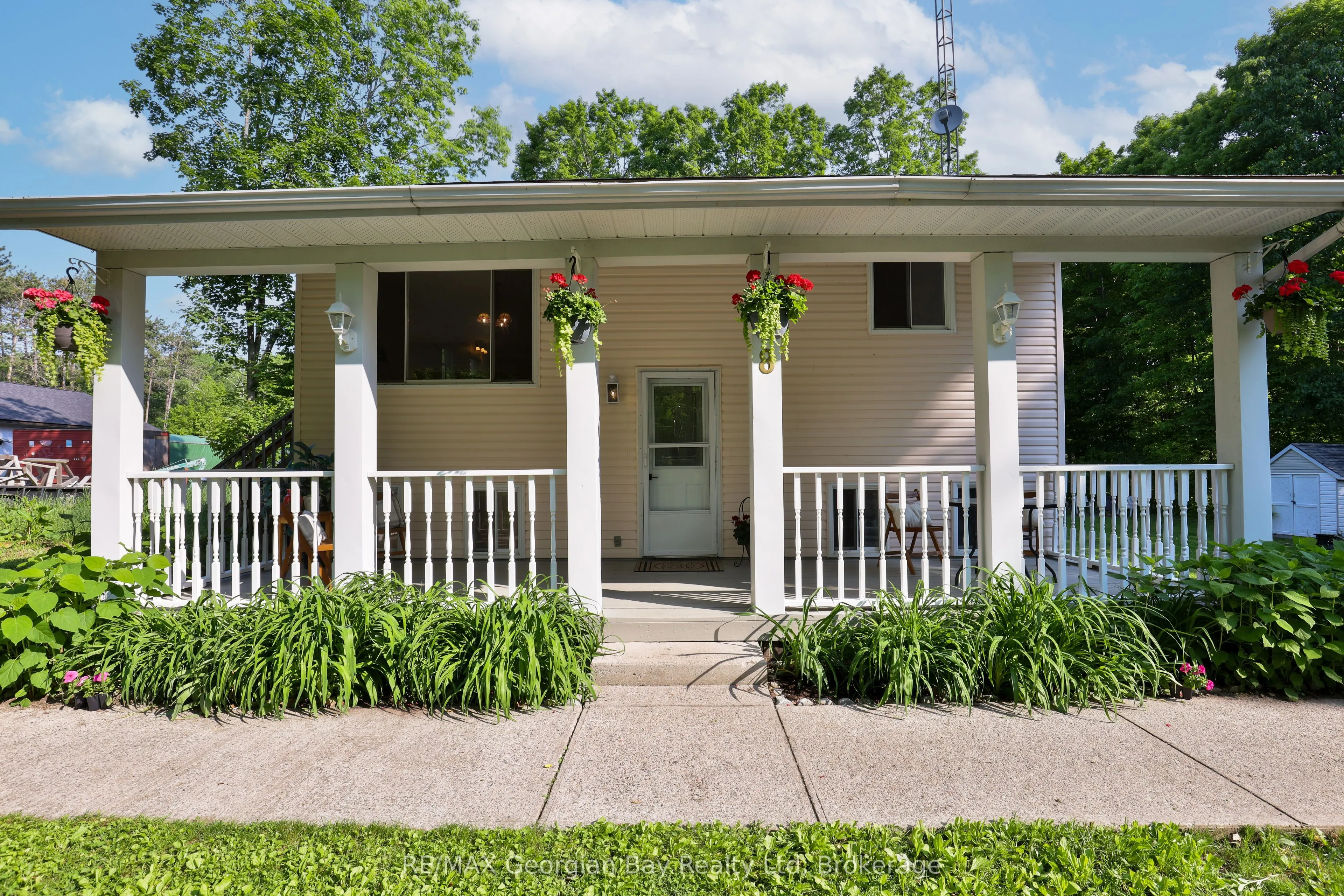 8 ROBIN Court