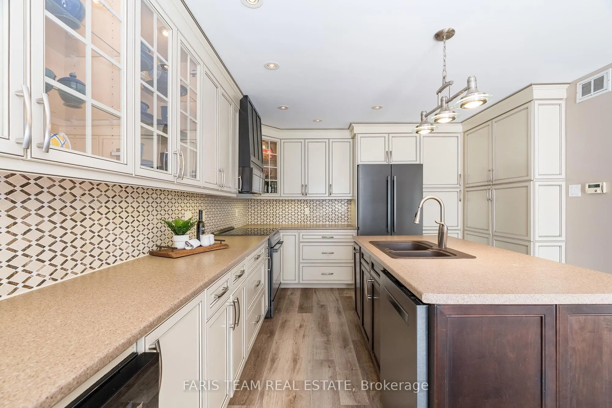 6 Meadowbrook Boulevard