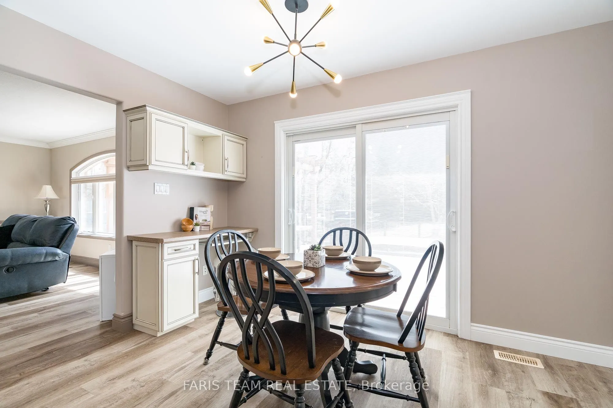 6 Meadowbrook Boulevard