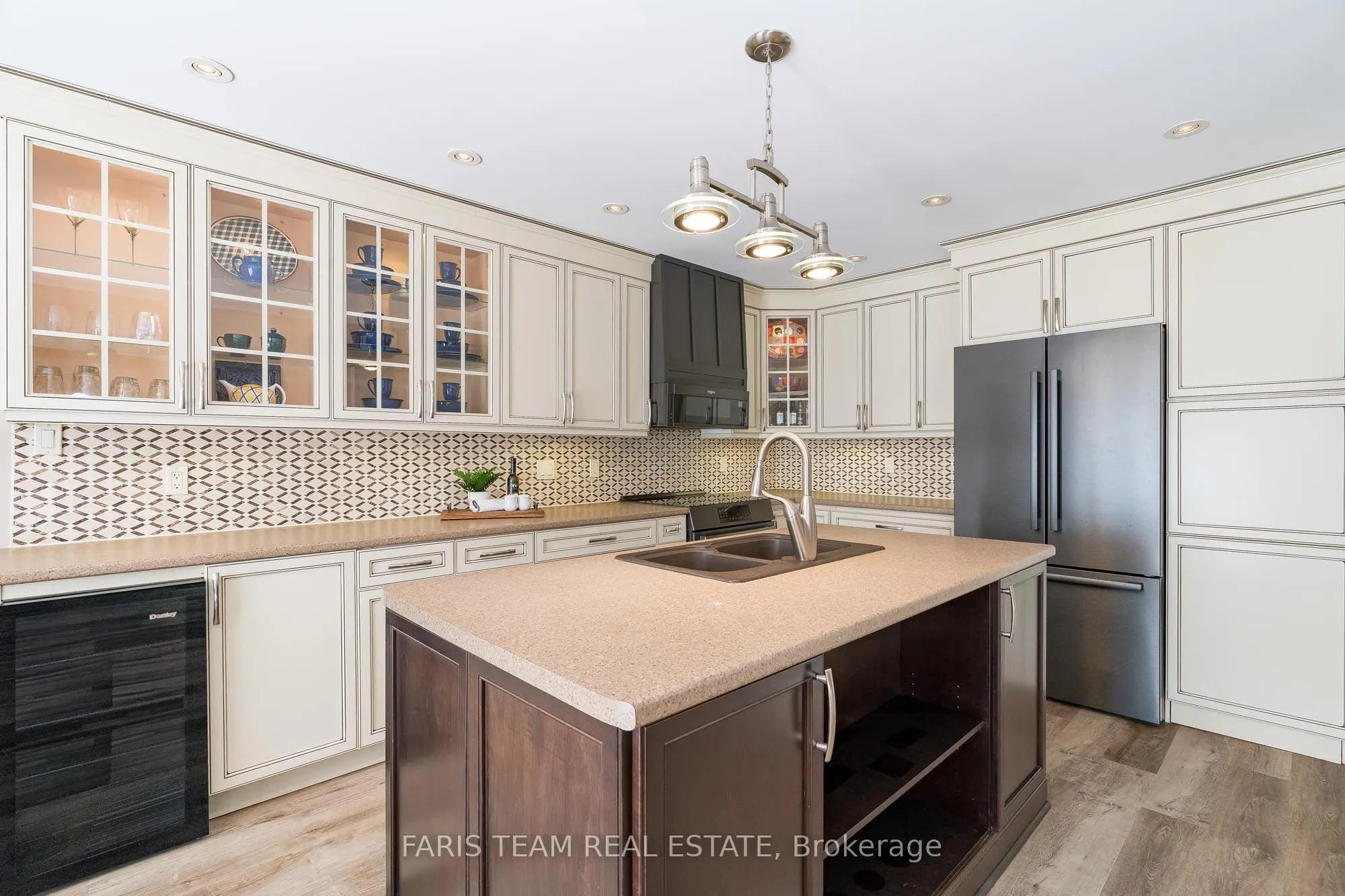 6 Meadowbrook Boulevard