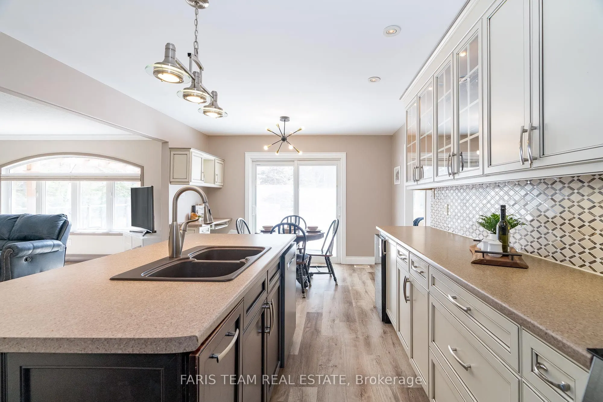 6 Meadowbrook Boulevard