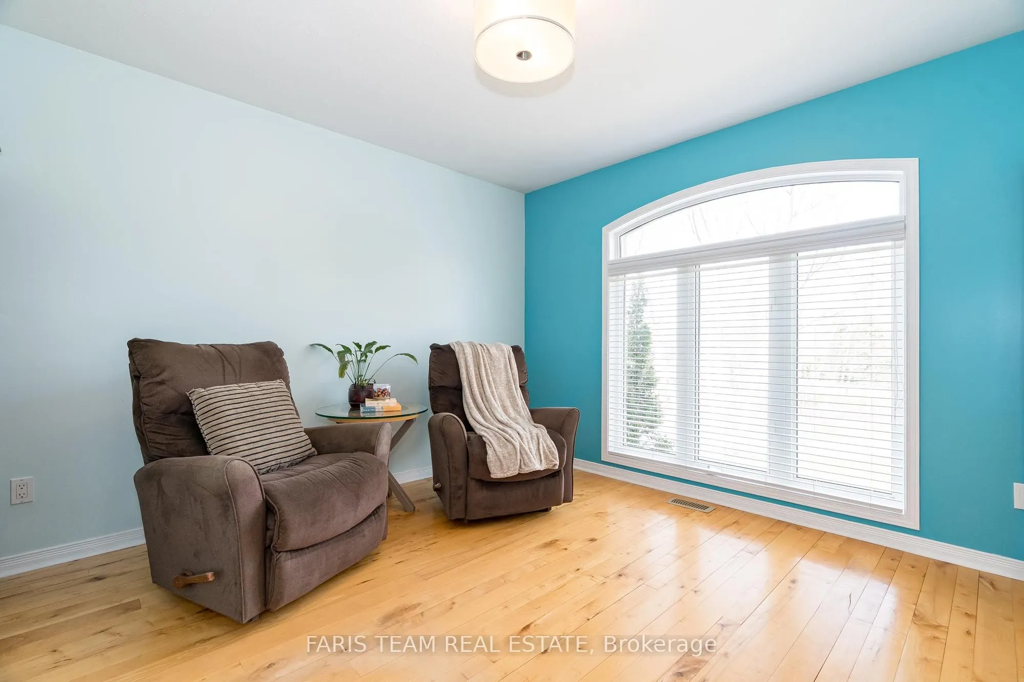6 Meadowbrook Boulevard