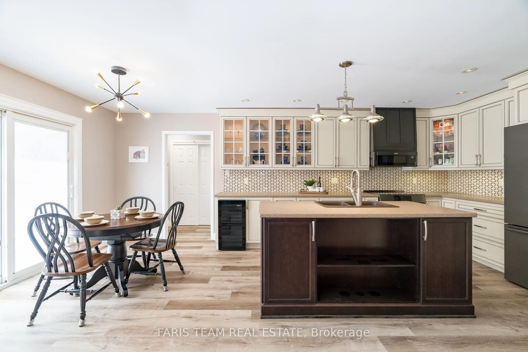 6 Meadowbrook Boulevard