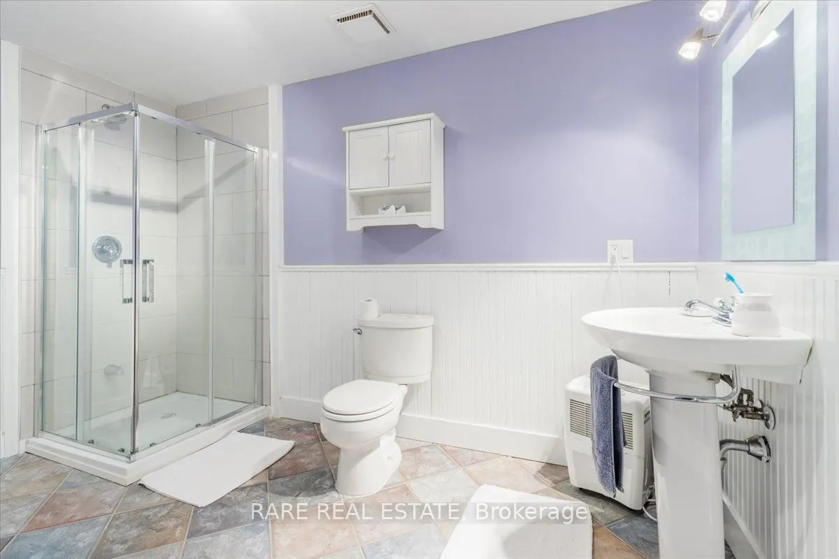 32 Oneida Avenue