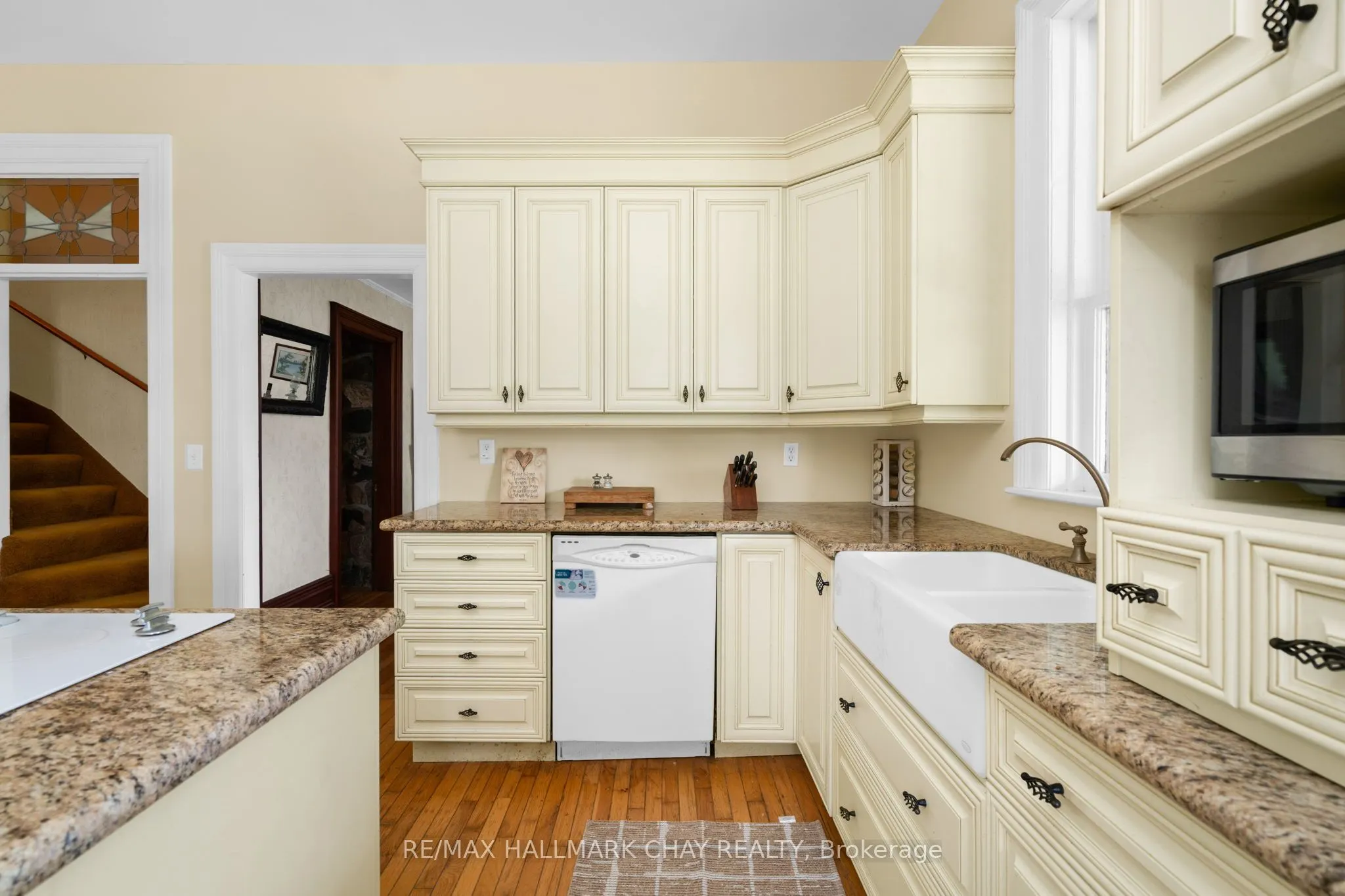 1407 Flos 8 Road W