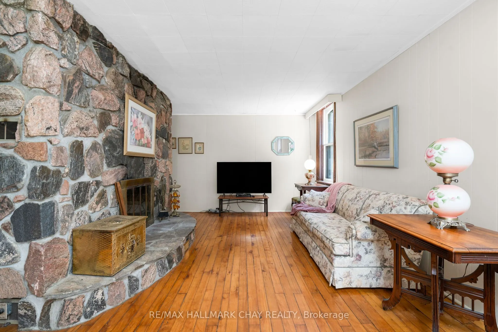 1407 Flos 8 Road W