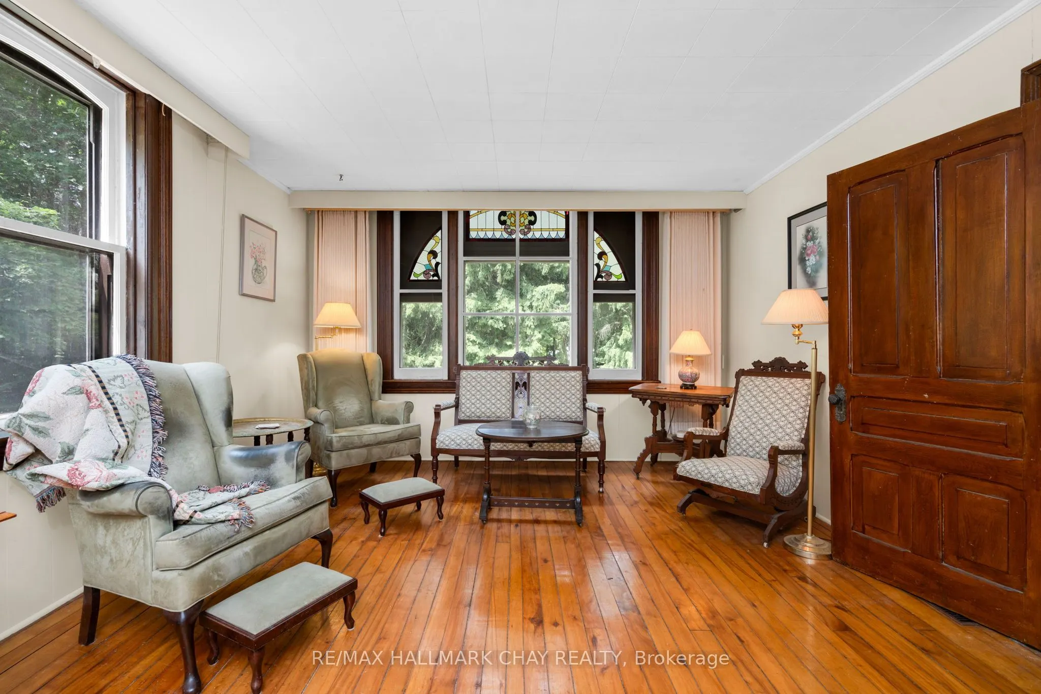1407 Flos 8 Road W