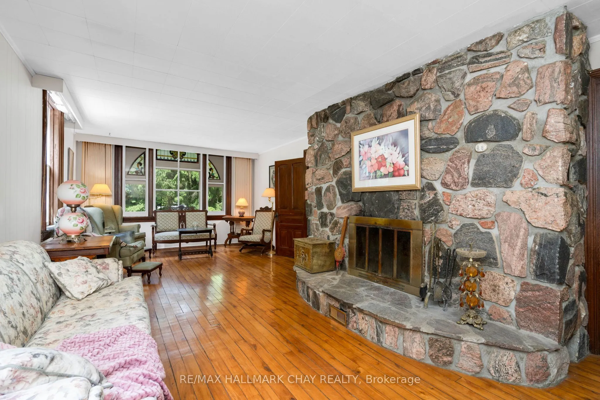 1407 Flos 8 Road W