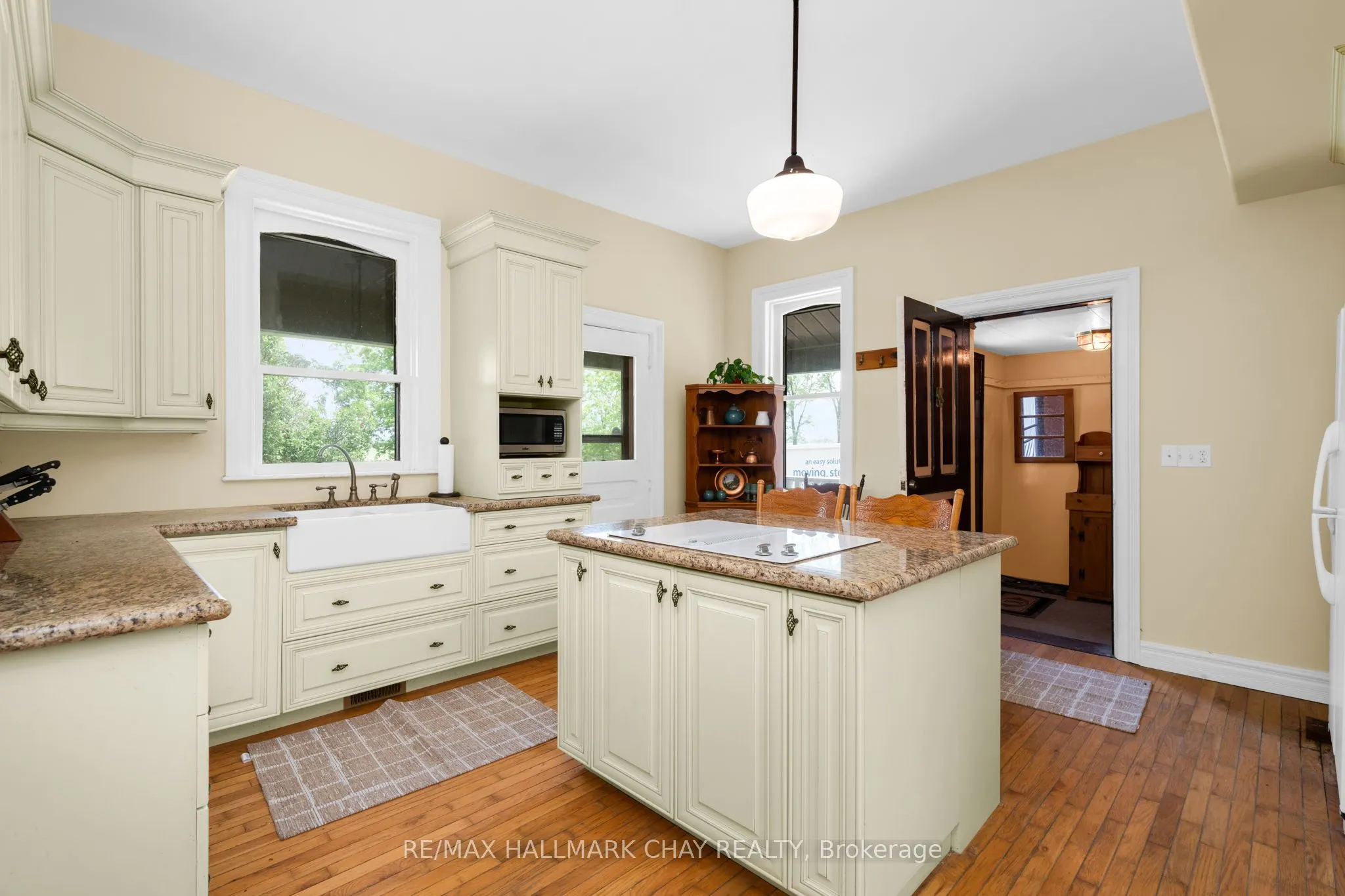 1407 Flos 8 Road W