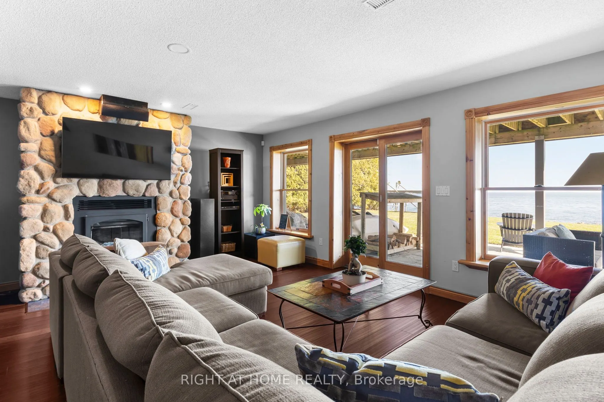 21 Lakeshore Road E