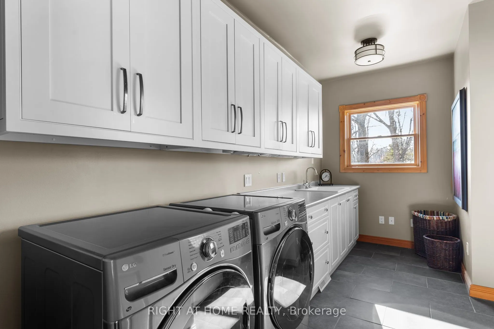 21 Lakeshore Road E