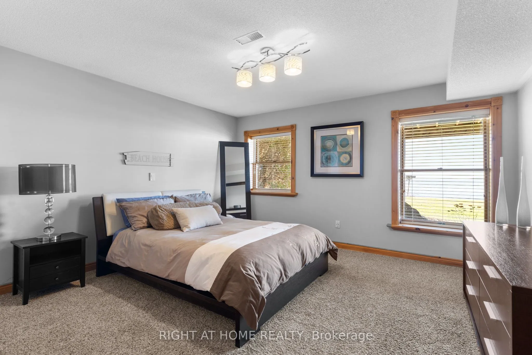 21 Lakeshore Road E