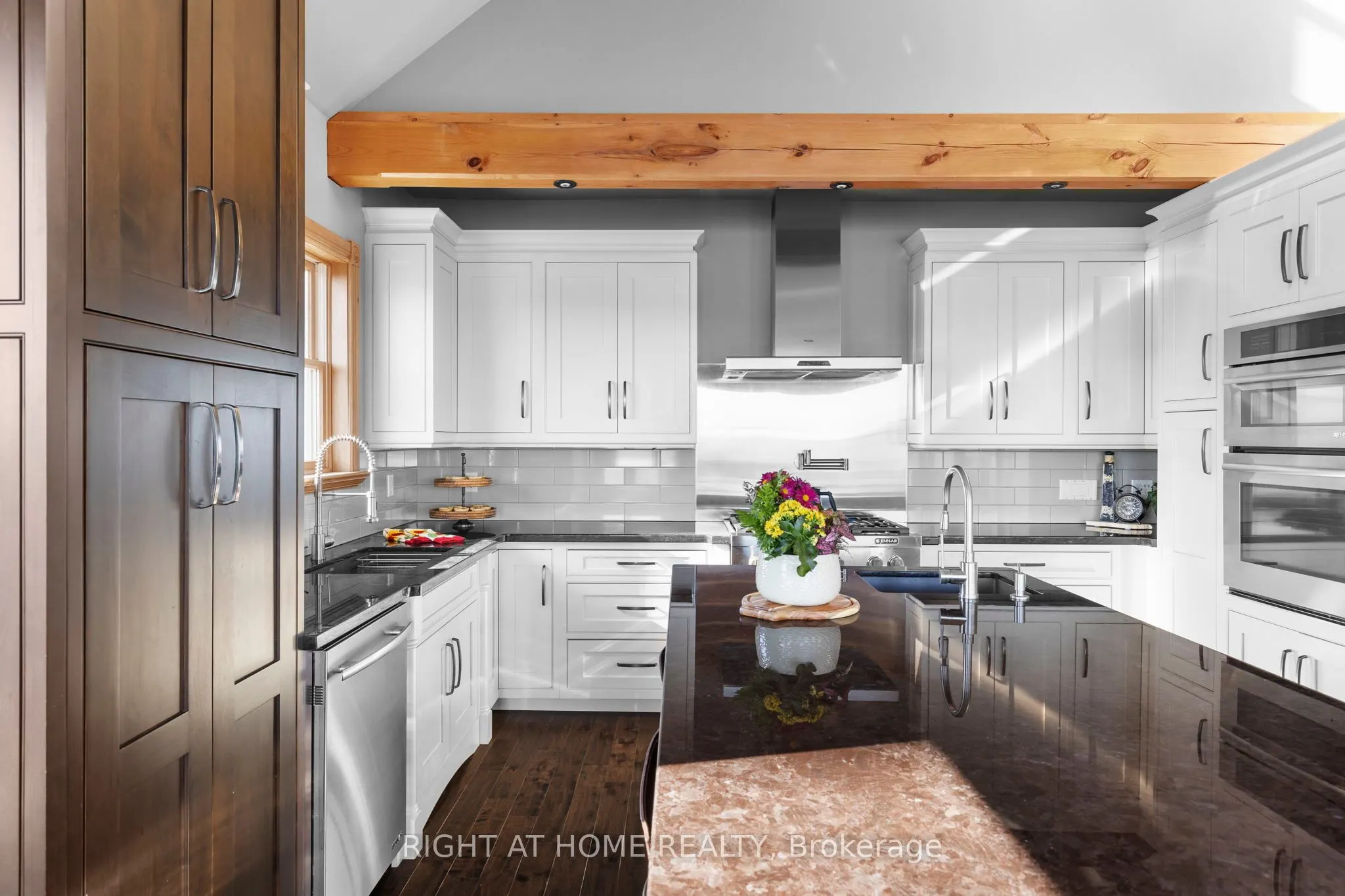 21 Lakeshore Road E