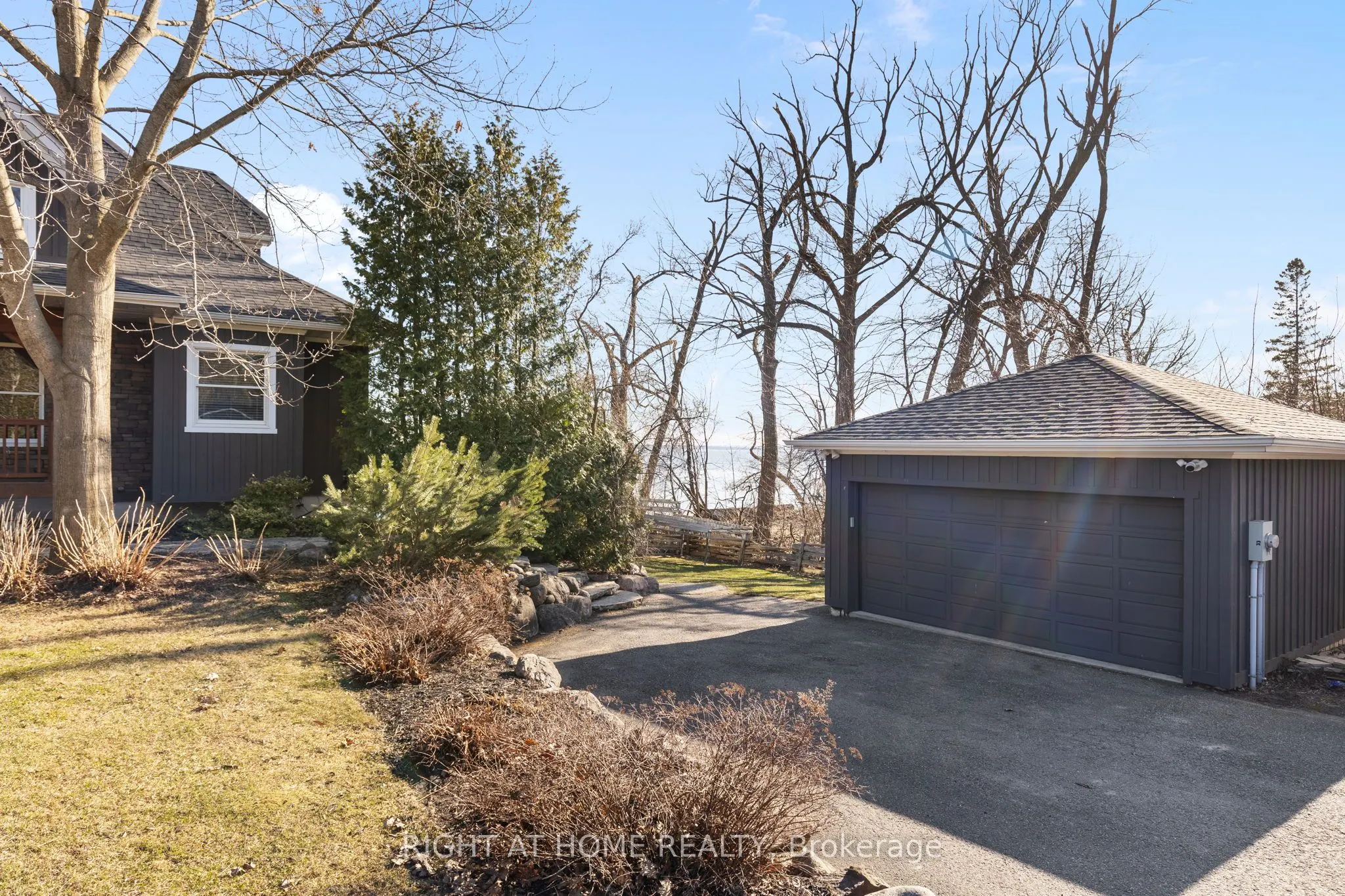 21 Lakeshore Road E
