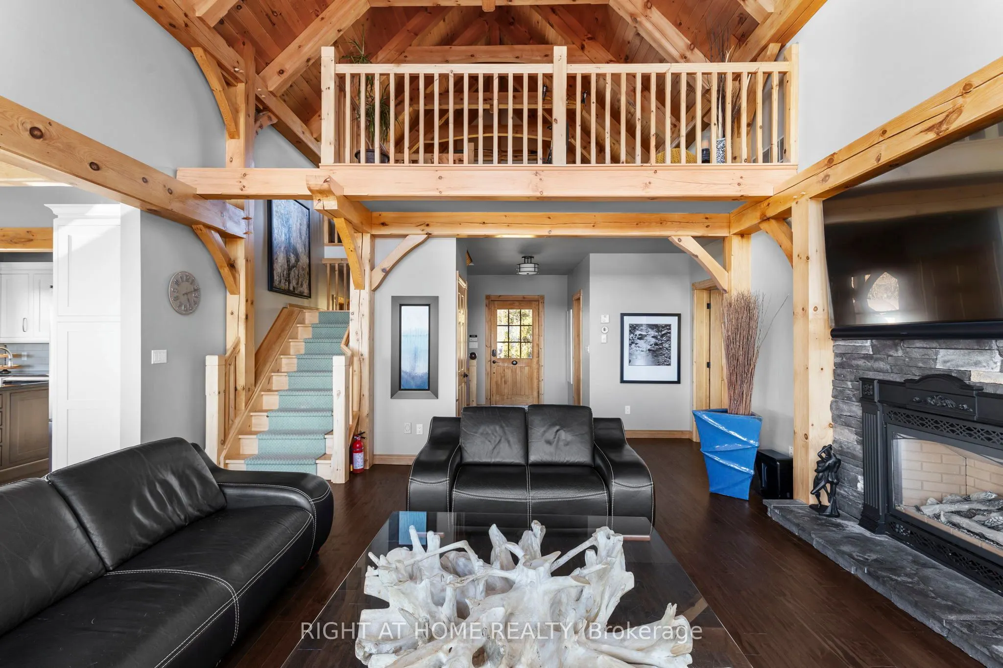 21 Lakeshore Road E
