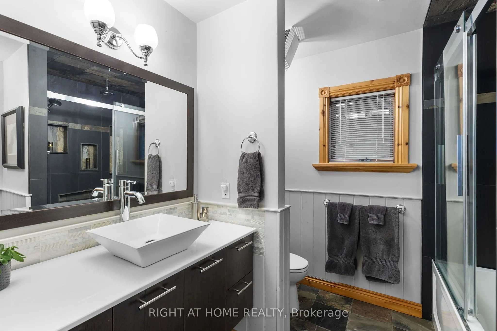 21 Lakeshore Road E