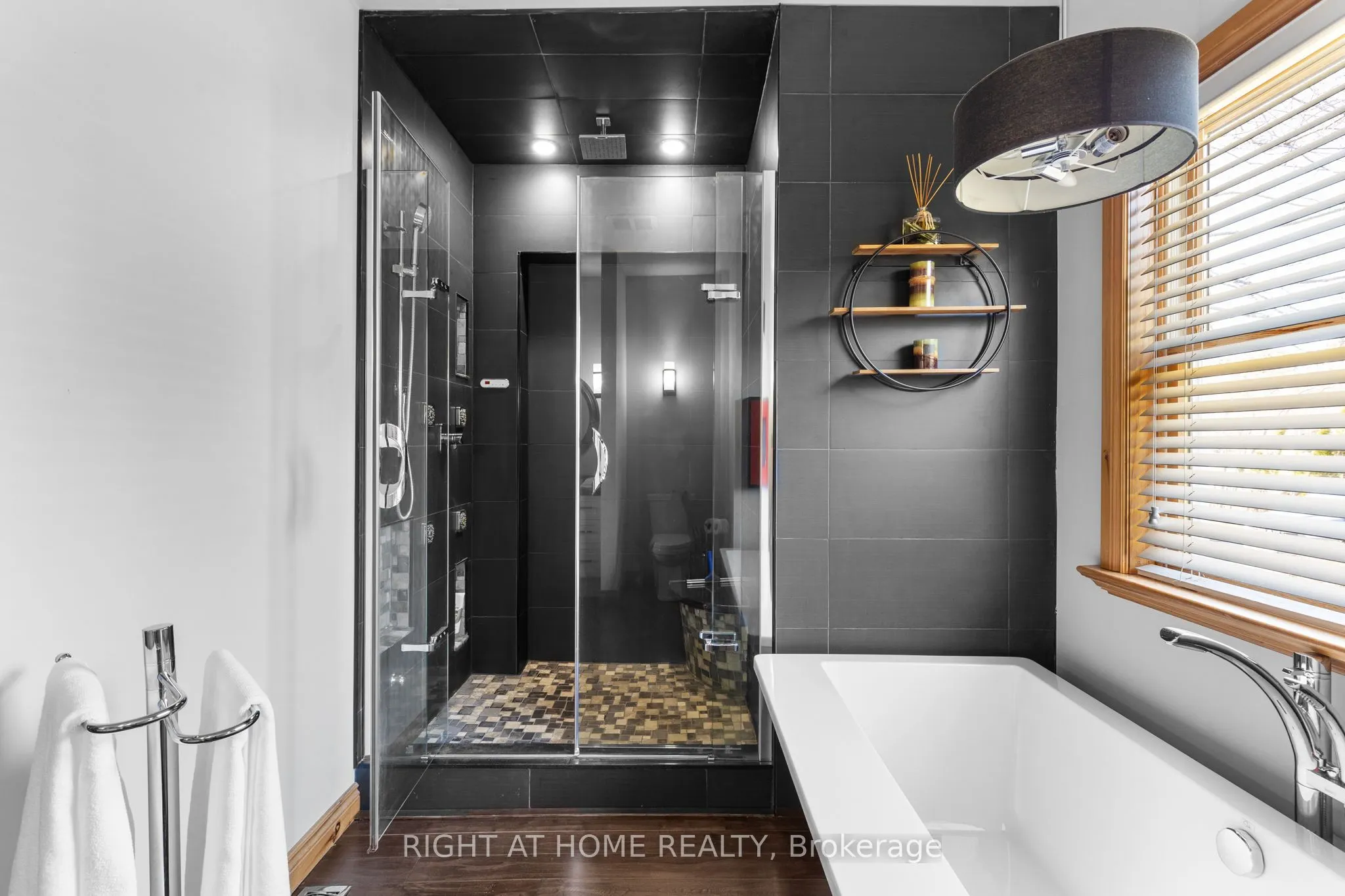 21 Lakeshore Road E