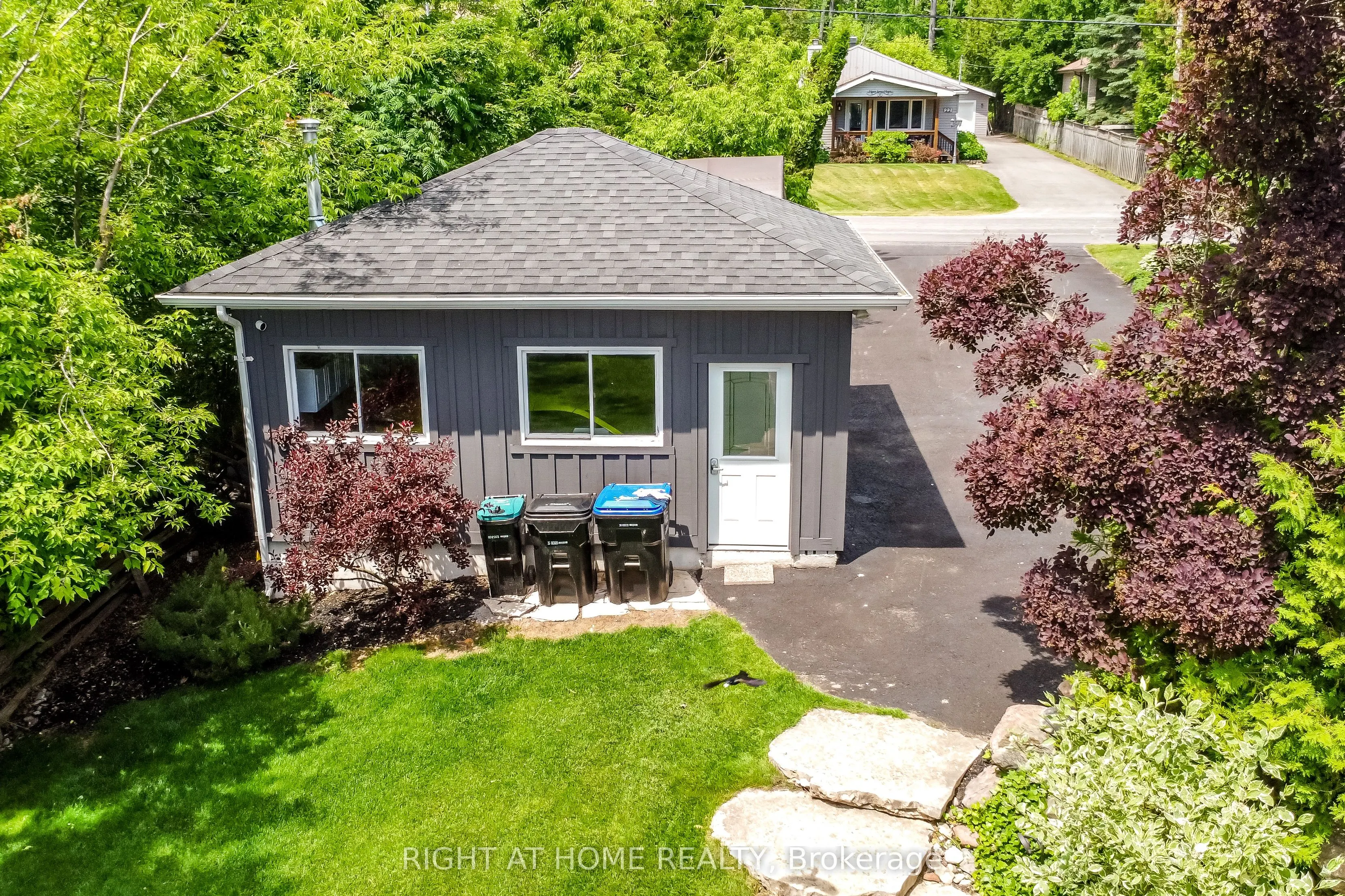 21 Lakeshore Road E