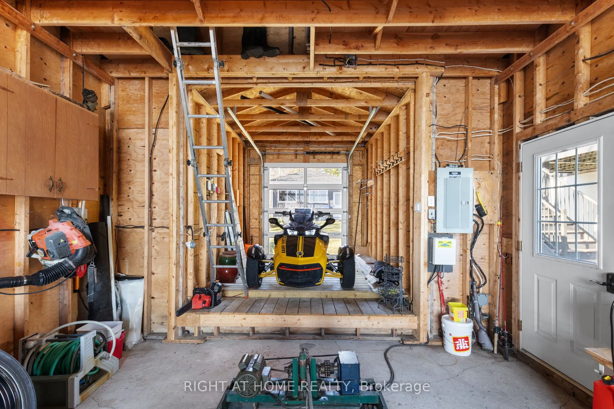 21 Lakeshore Road E