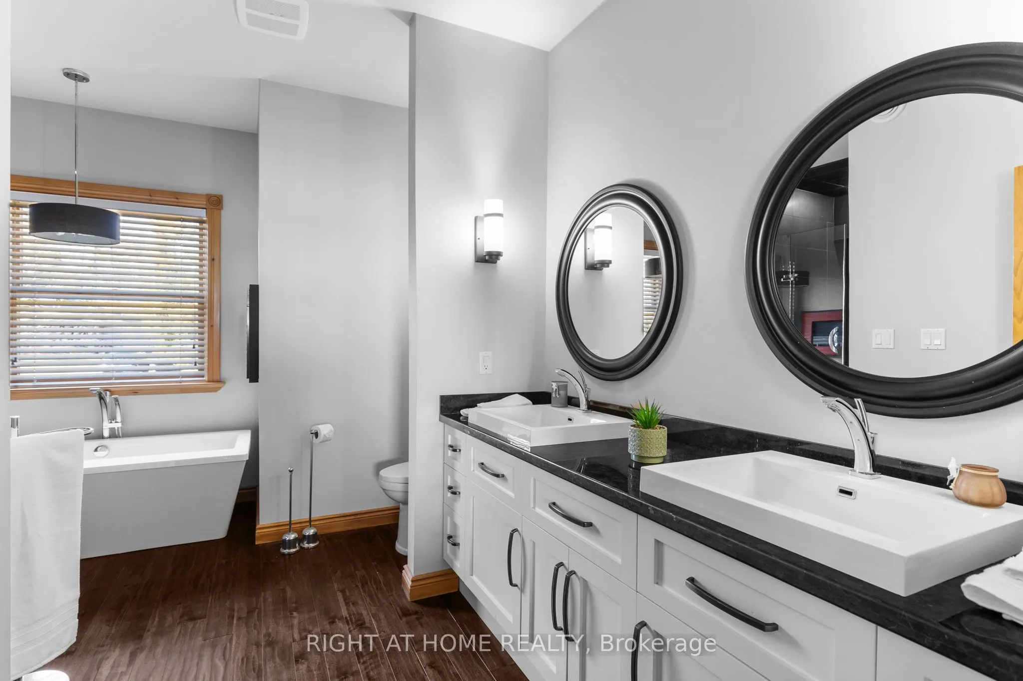 21 Lakeshore Road E