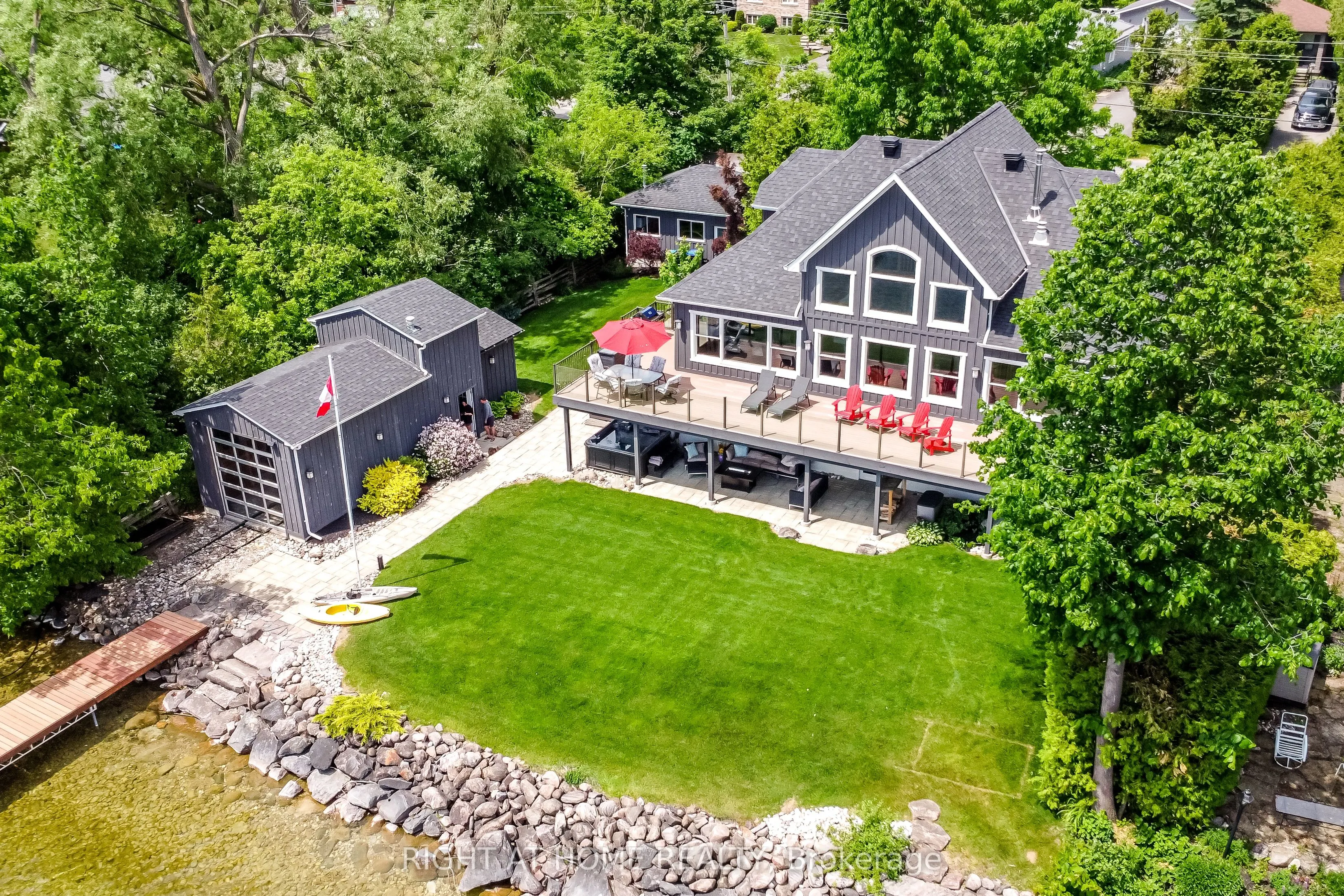 21 Lakeshore Road E