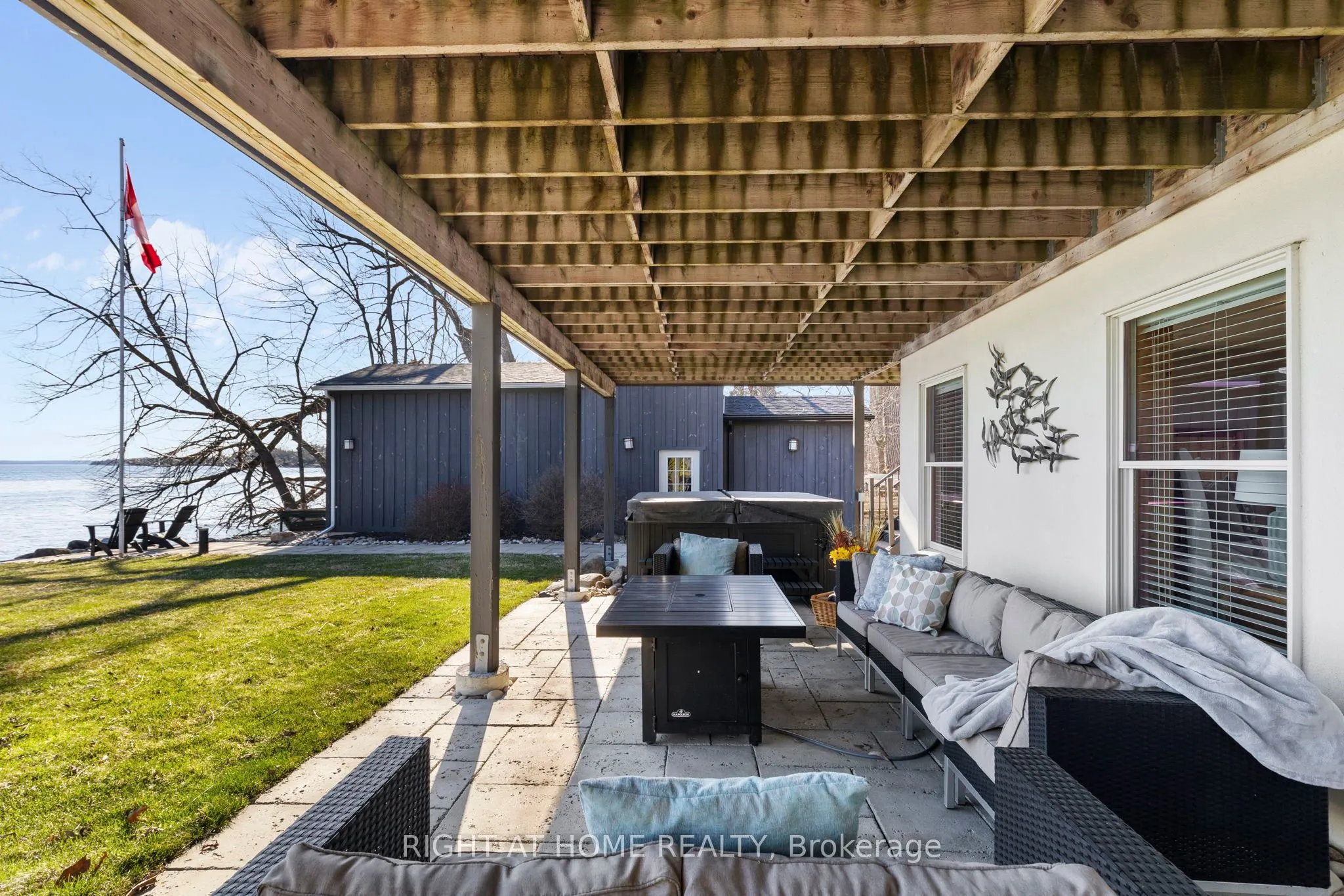 21 Lakeshore Road E