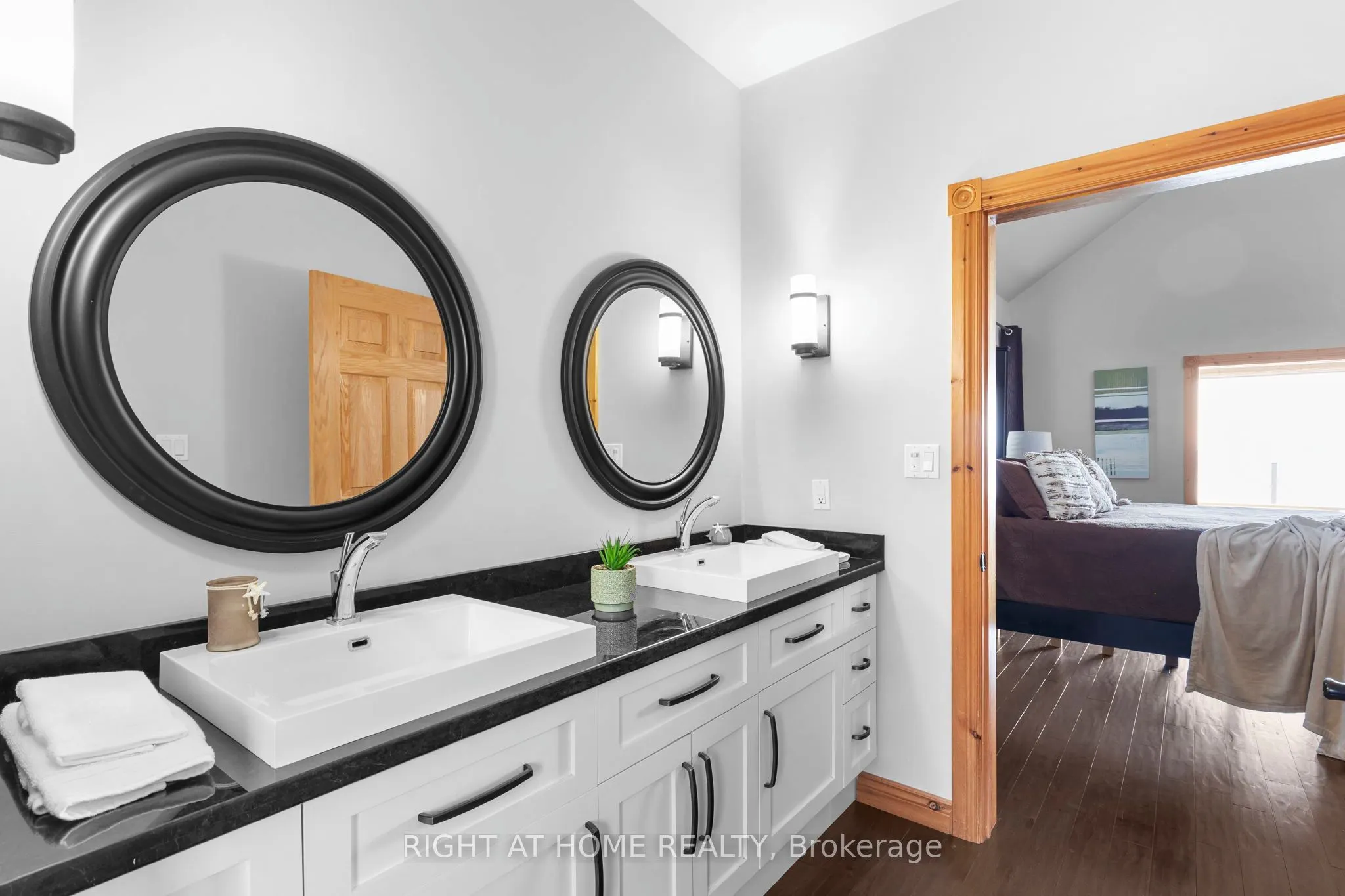 21 Lakeshore Road E