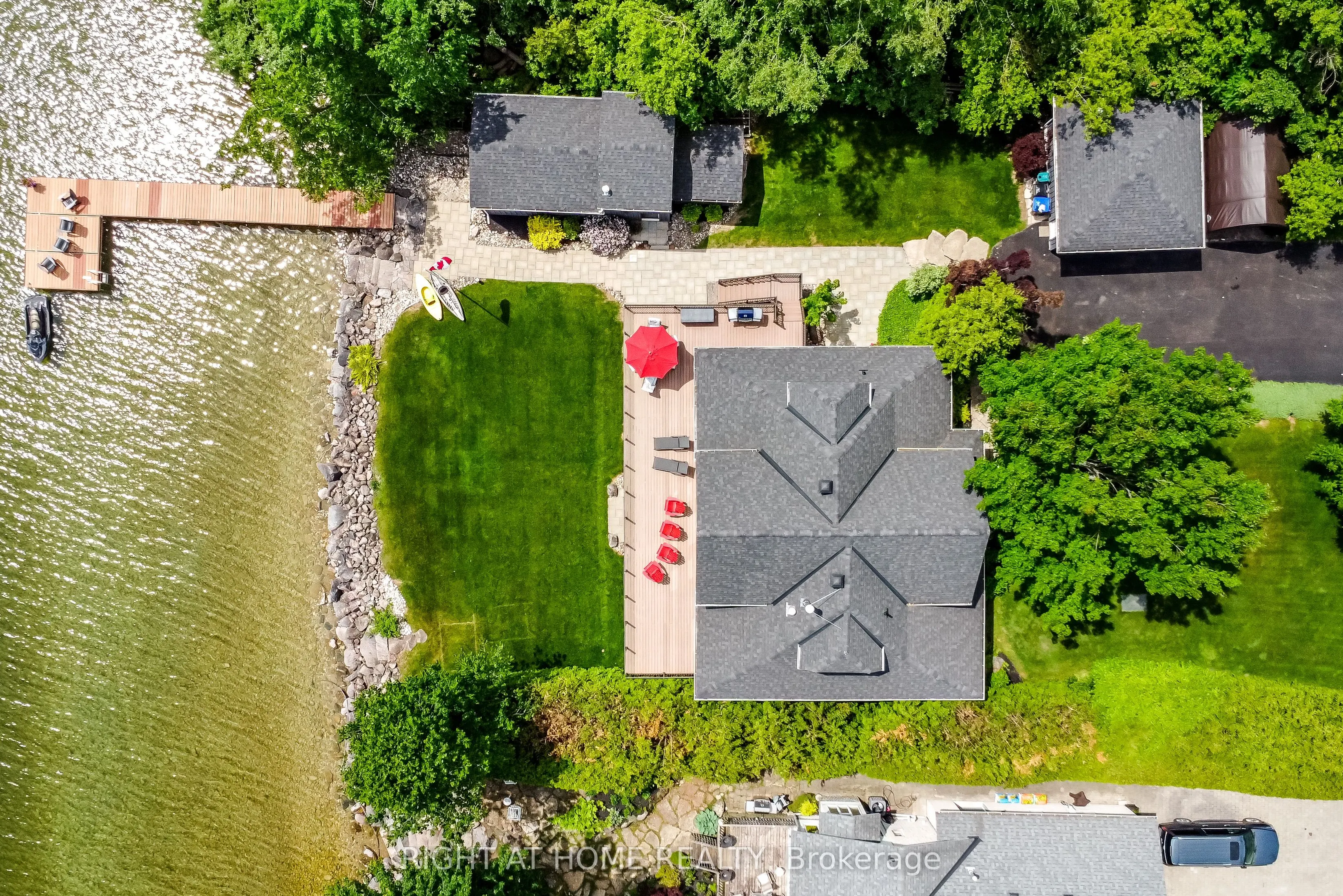 21 Lakeshore Road E