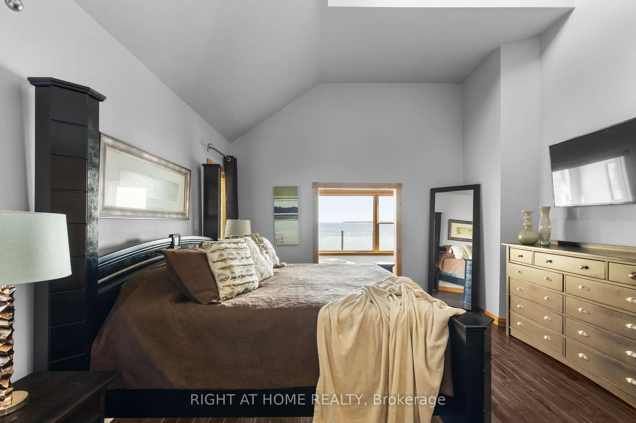 21 Lakeshore Road E