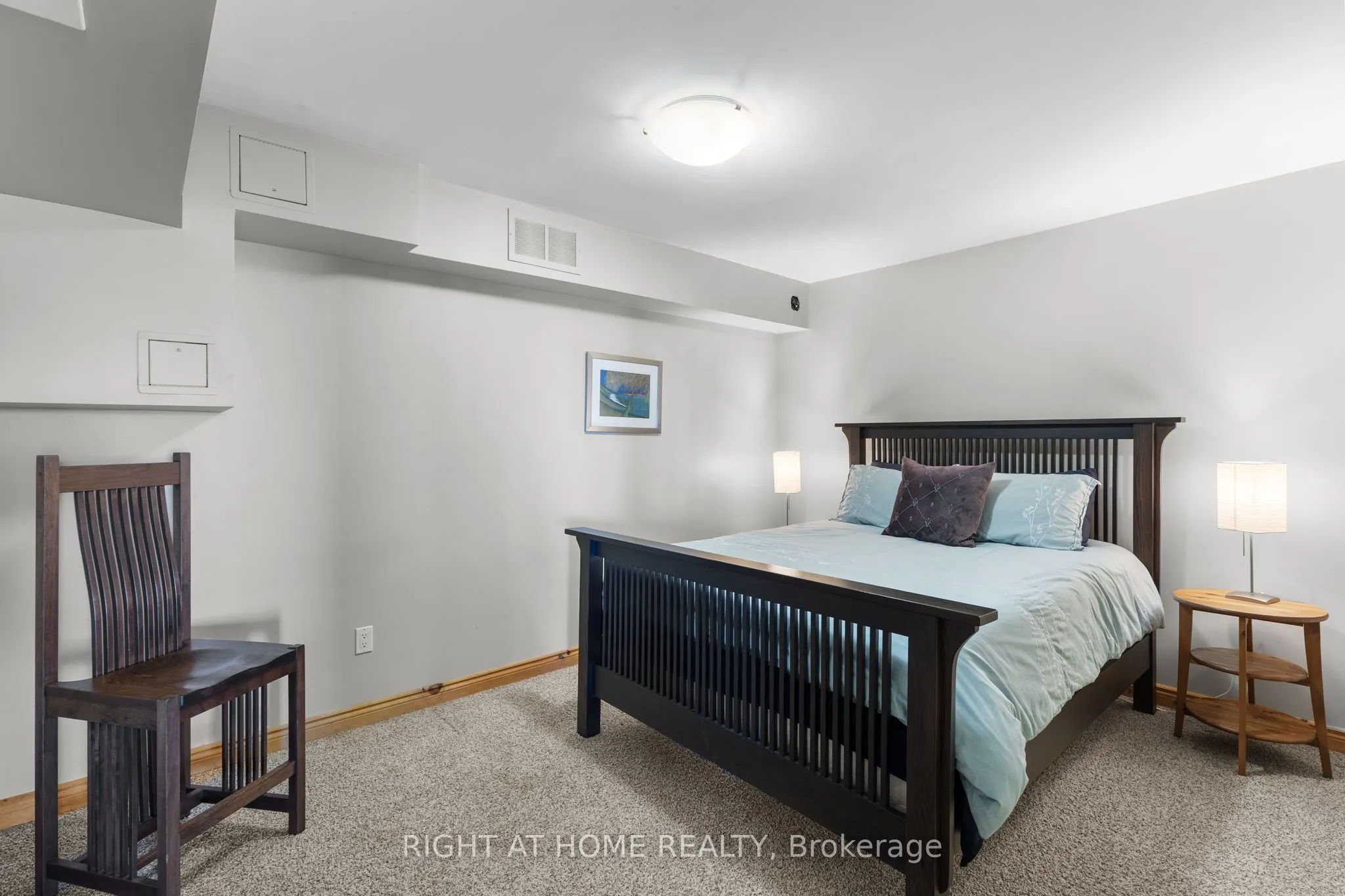 21 Lakeshore Road E