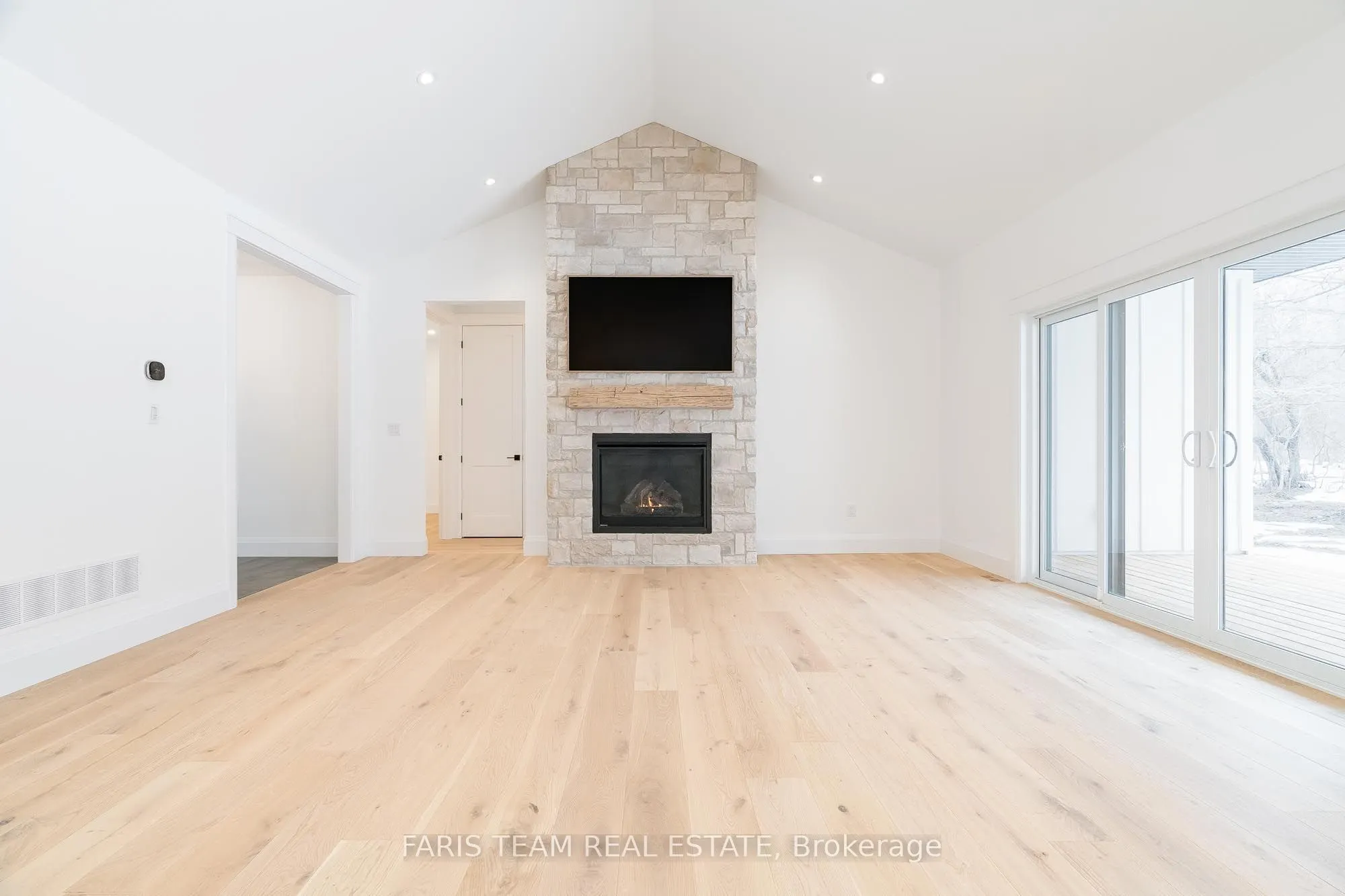 262 Lakeshore Road W