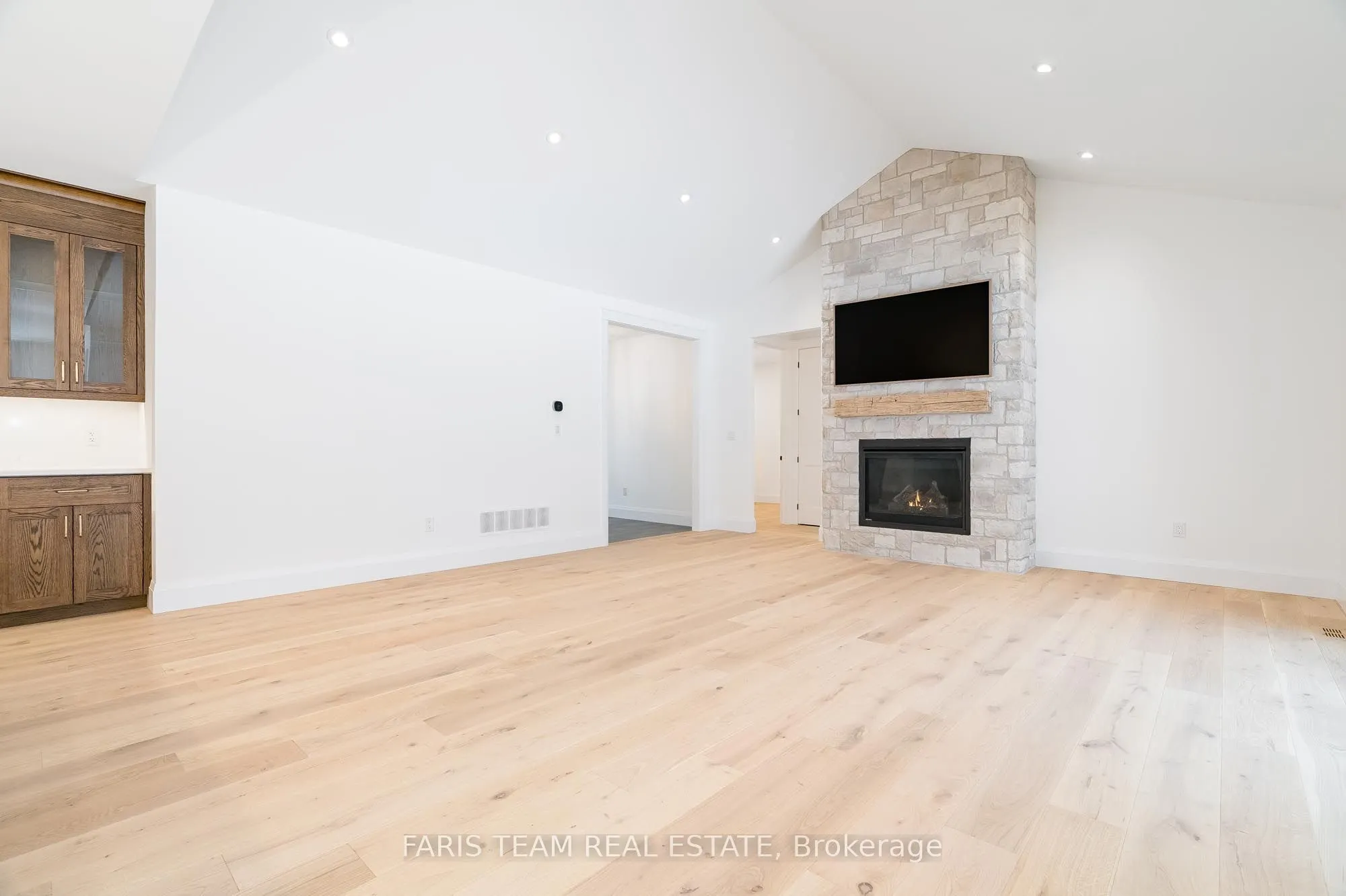 262 Lakeshore Road W