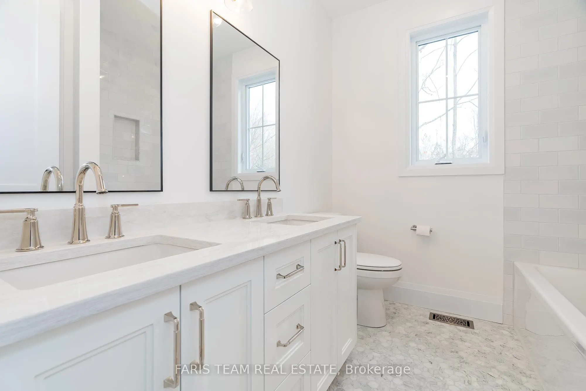 262 Lakeshore Road W