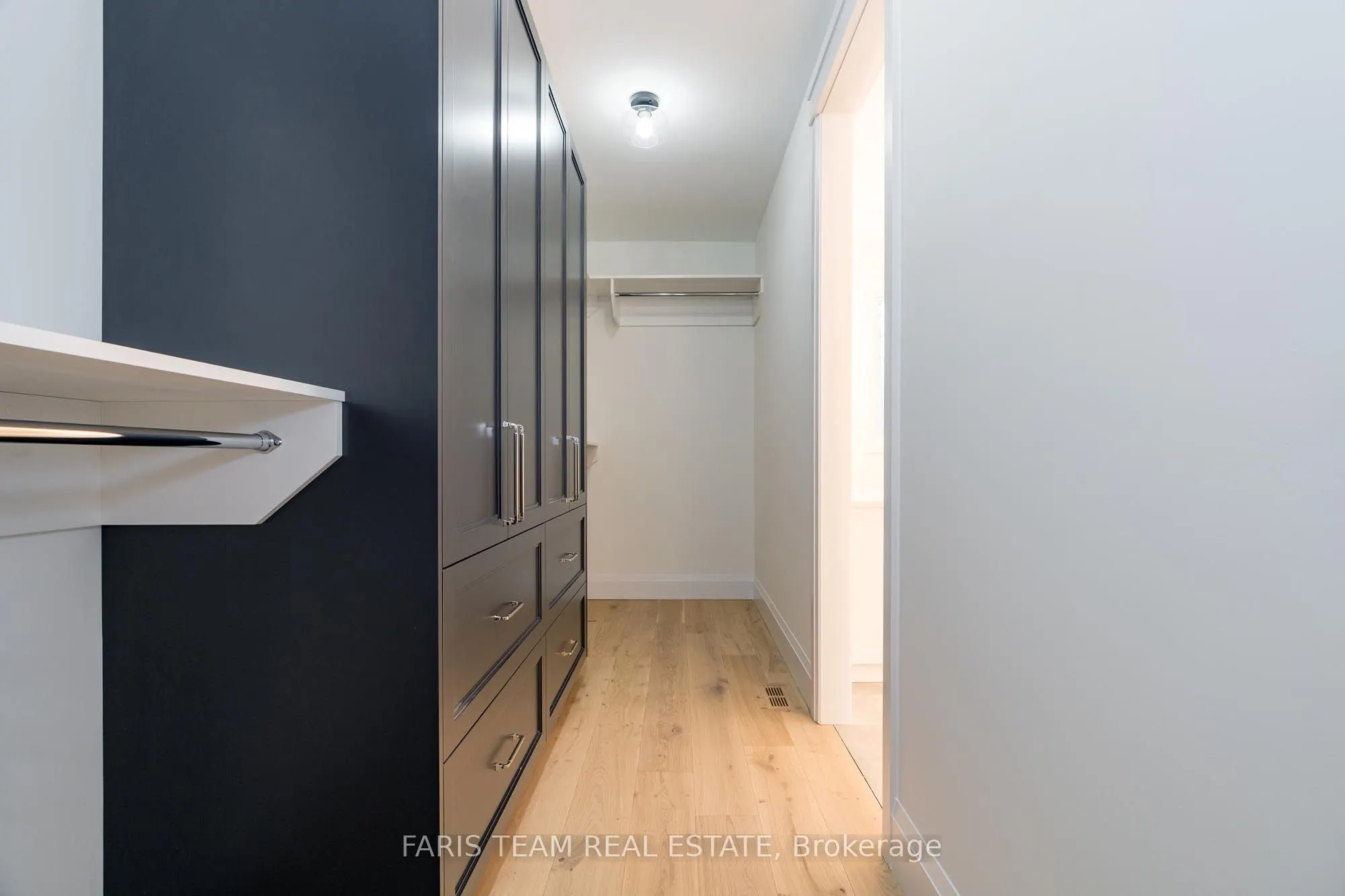 262 Lakeshore Road W