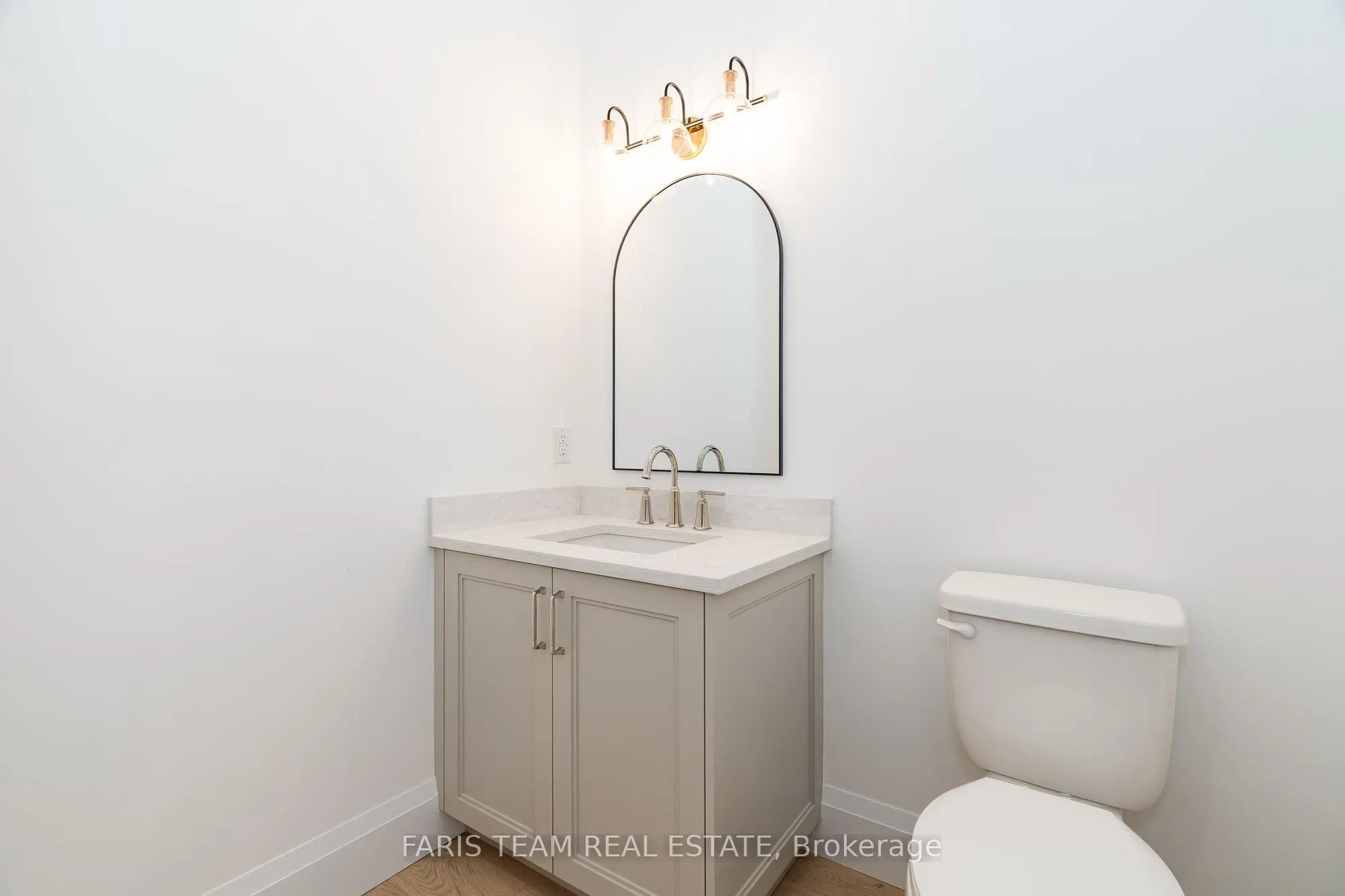 262 Lakeshore Road W