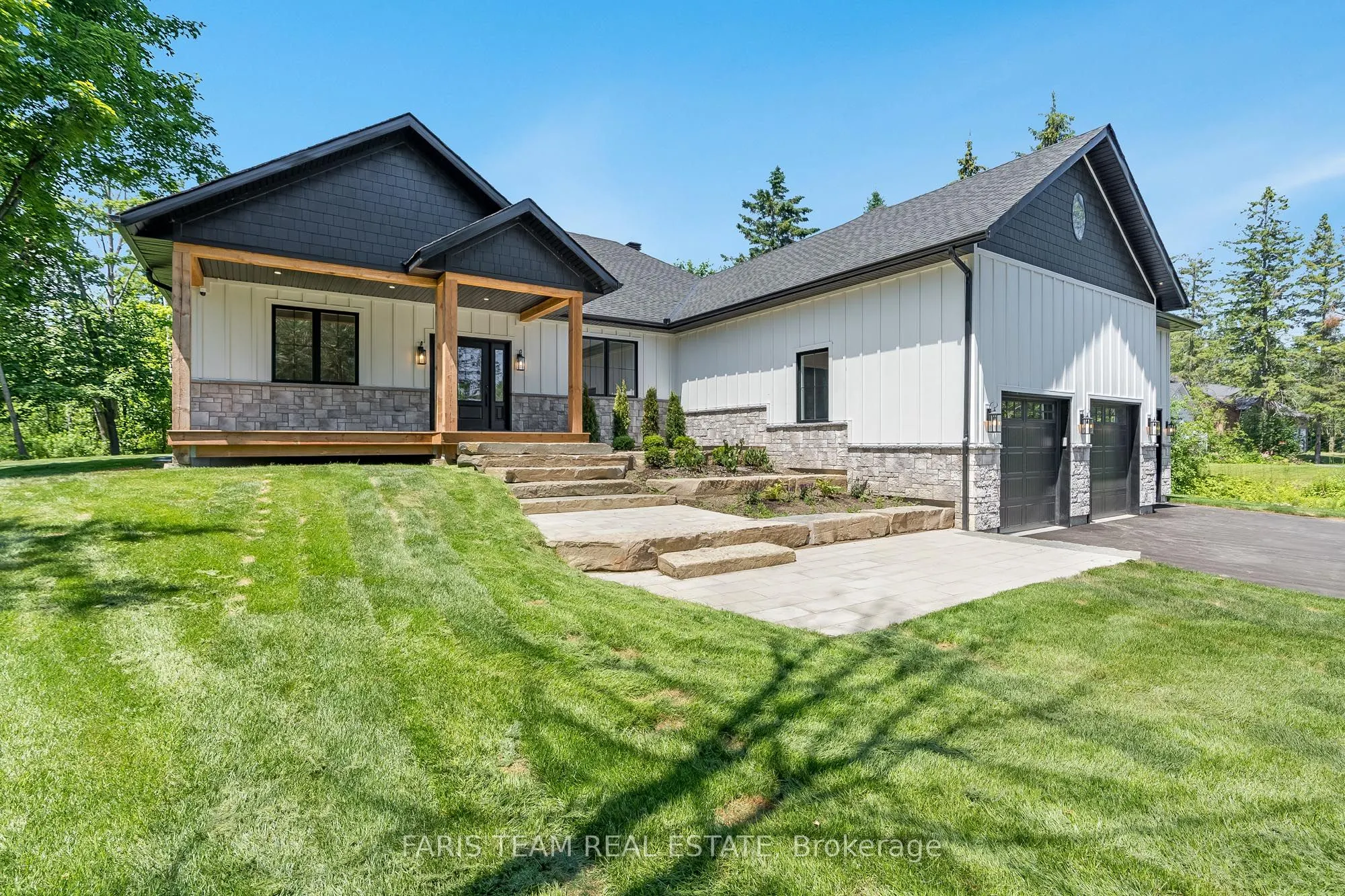 262 Lakeshore Road W