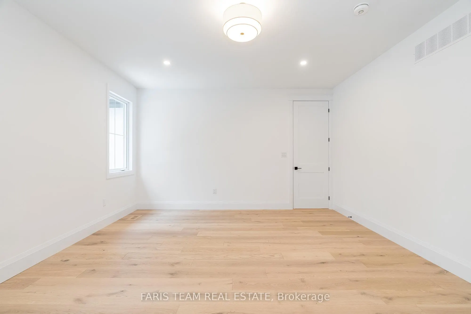 262 Lakeshore Road W