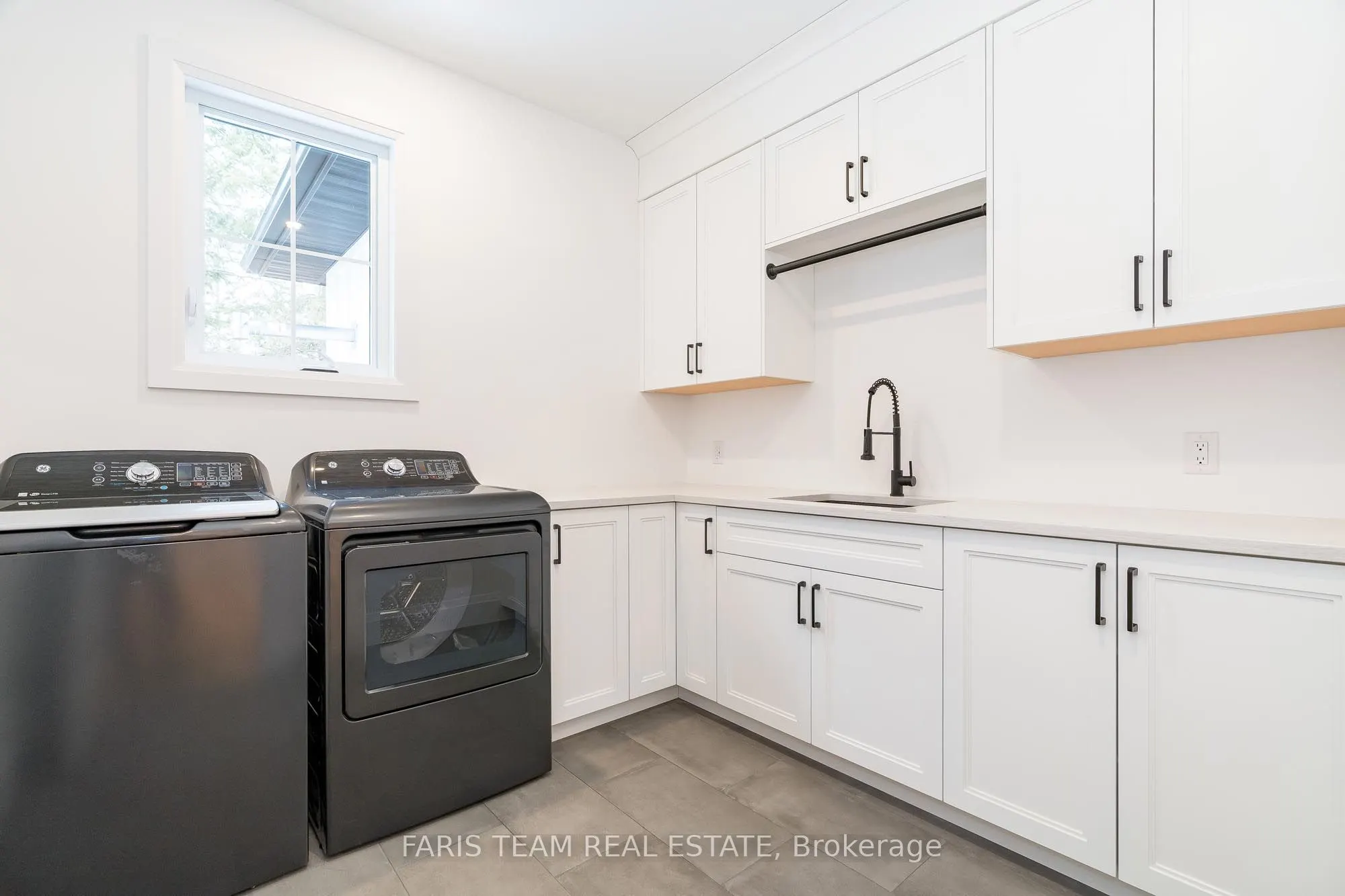 262 Lakeshore Road W