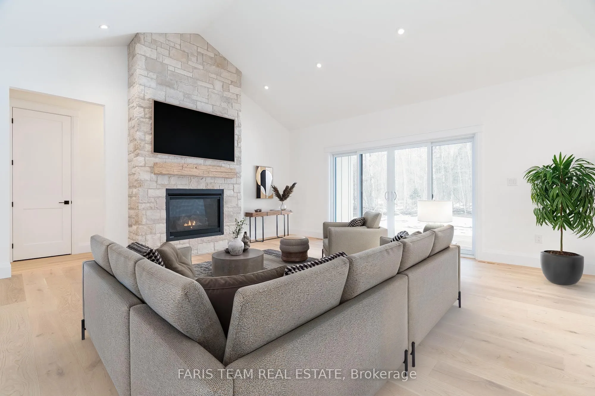262 Lakeshore Road W
