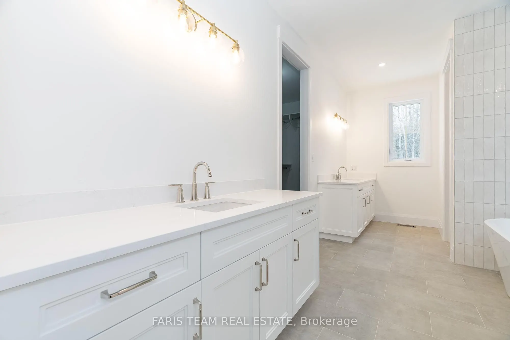 262 Lakeshore Road W